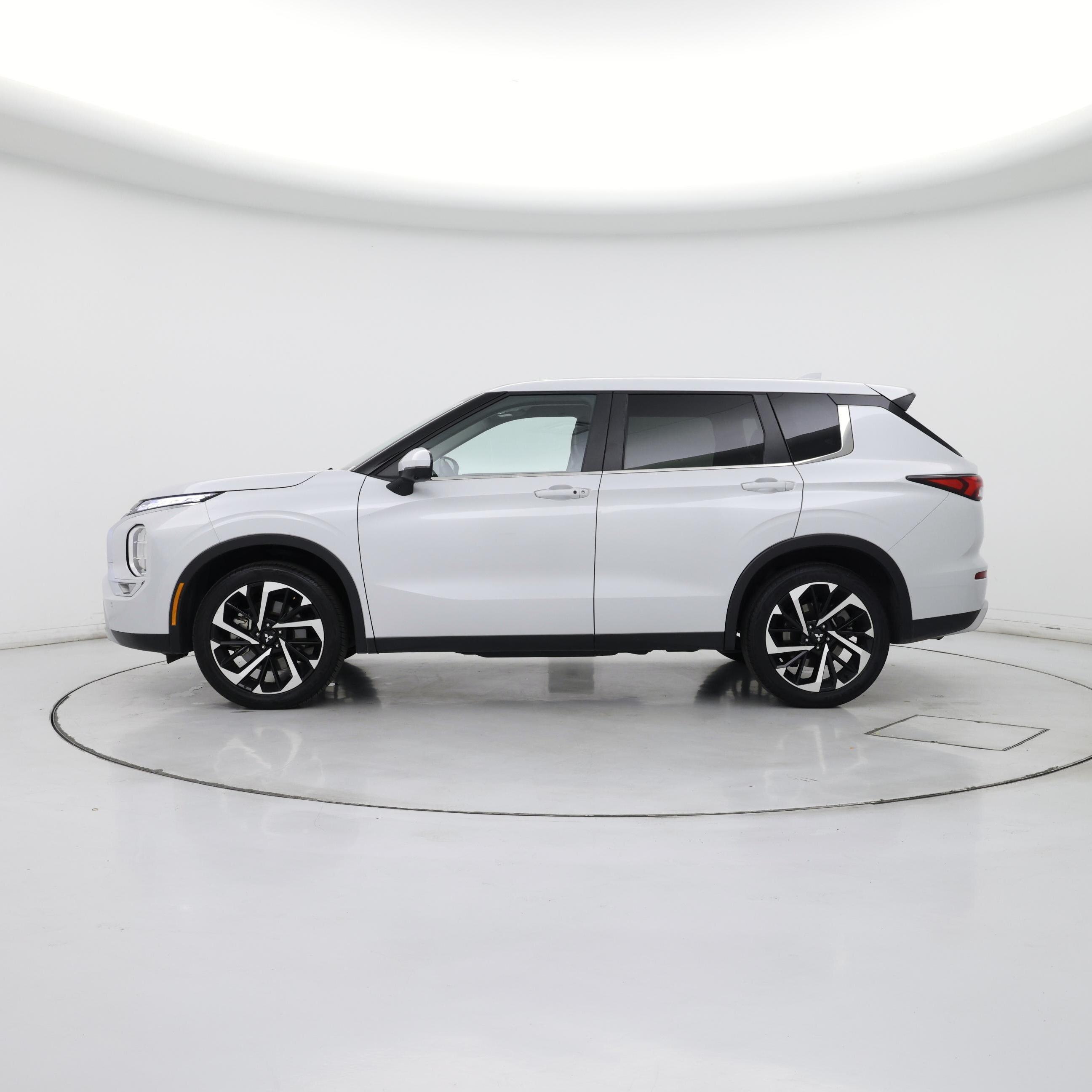 Thumbnail: 2024 Mitsubishi Outlander - 3