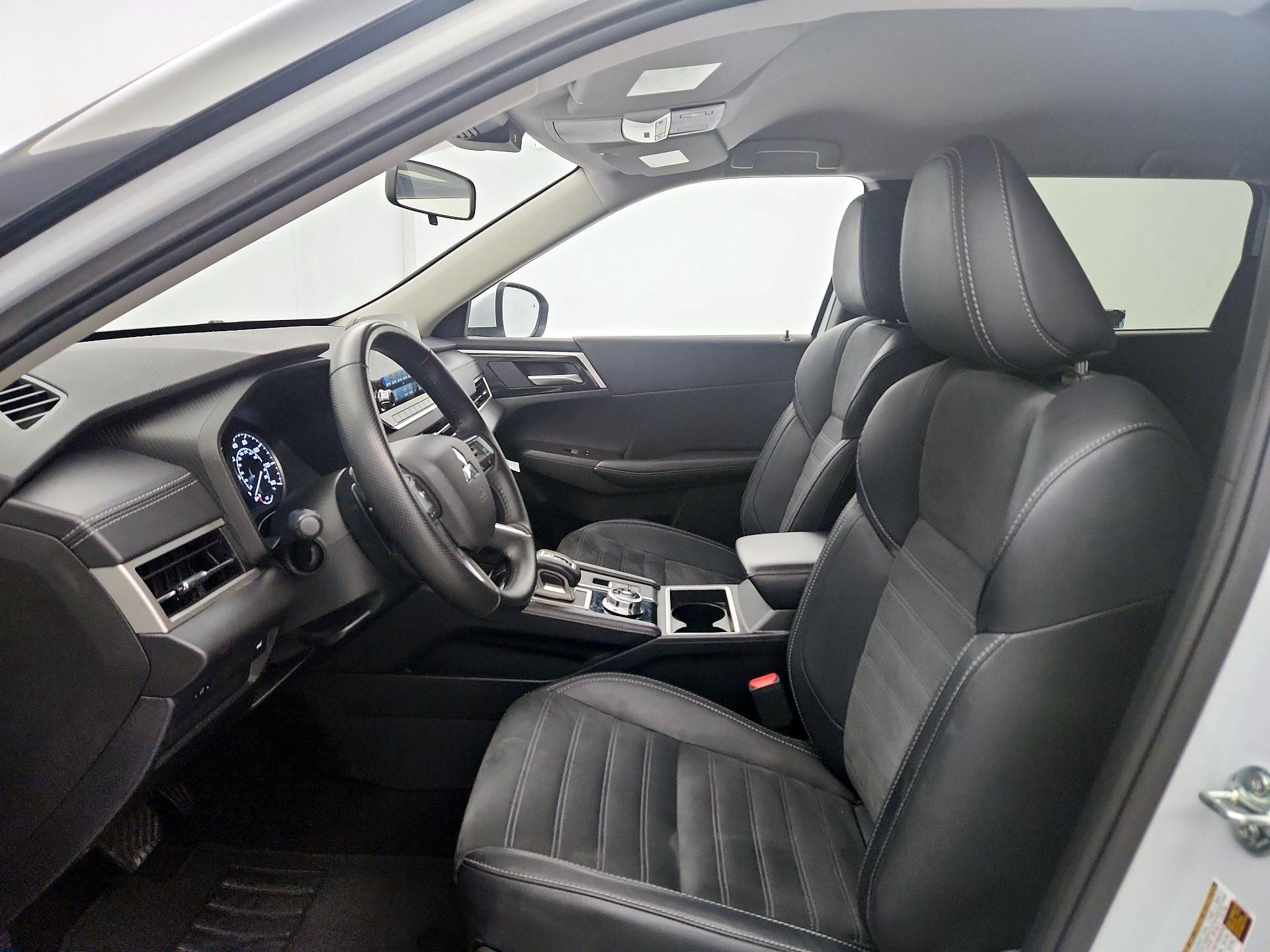 Thumbnail: 2024 Mitsubishi Outlander - 11