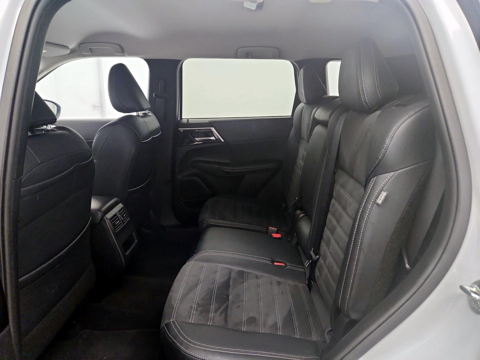 Thumbnail: 2024 Mitsubishi Outlander - 20