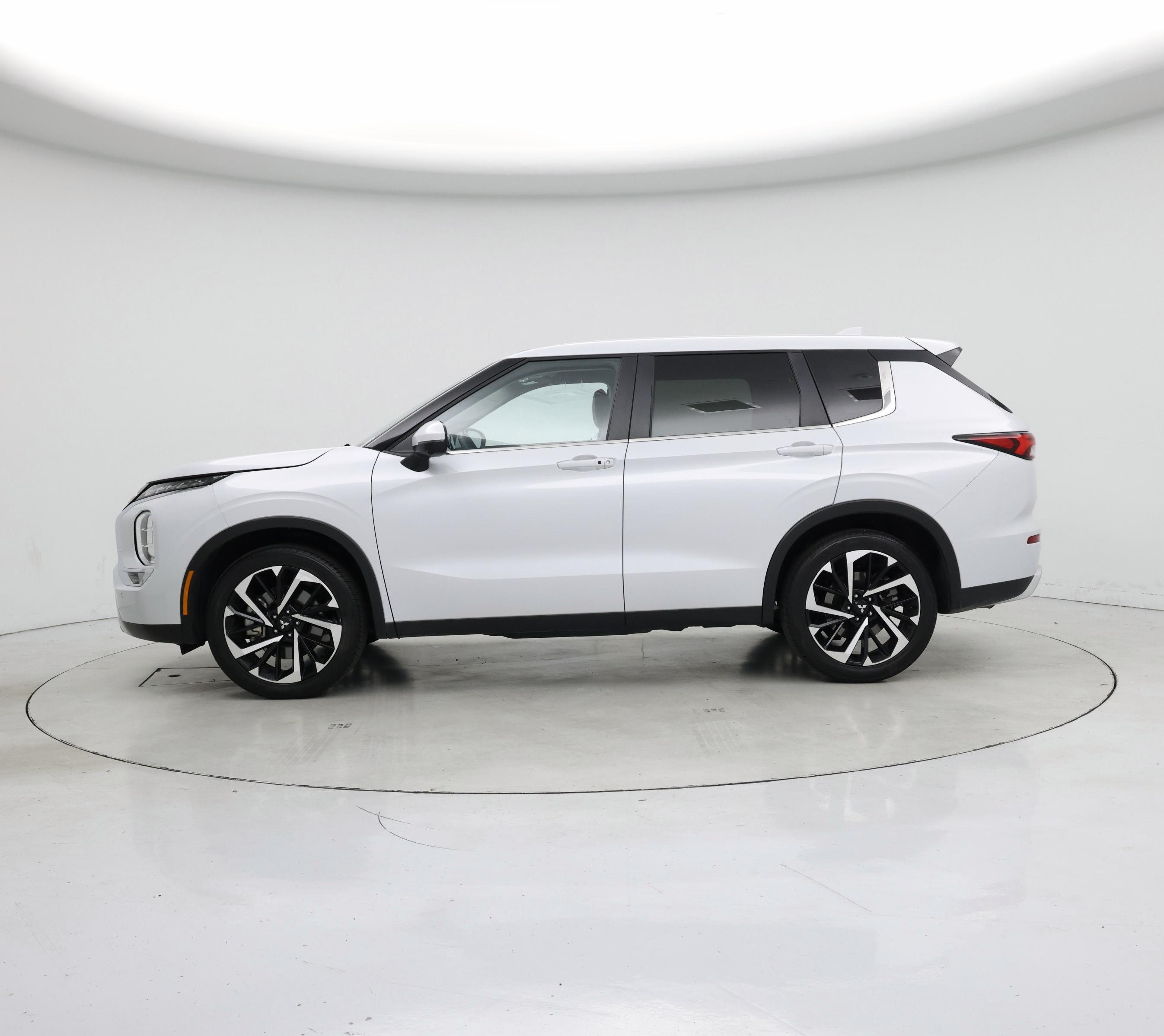 Thumbnail: 2024 Mitsubishi Outlander - 3