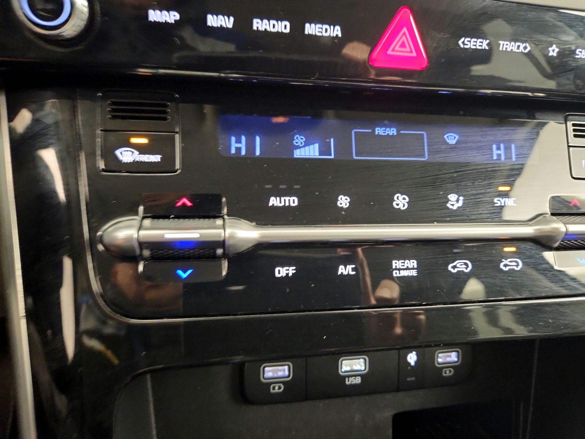 Thumbnail: 2022 Kia Carnival - 17