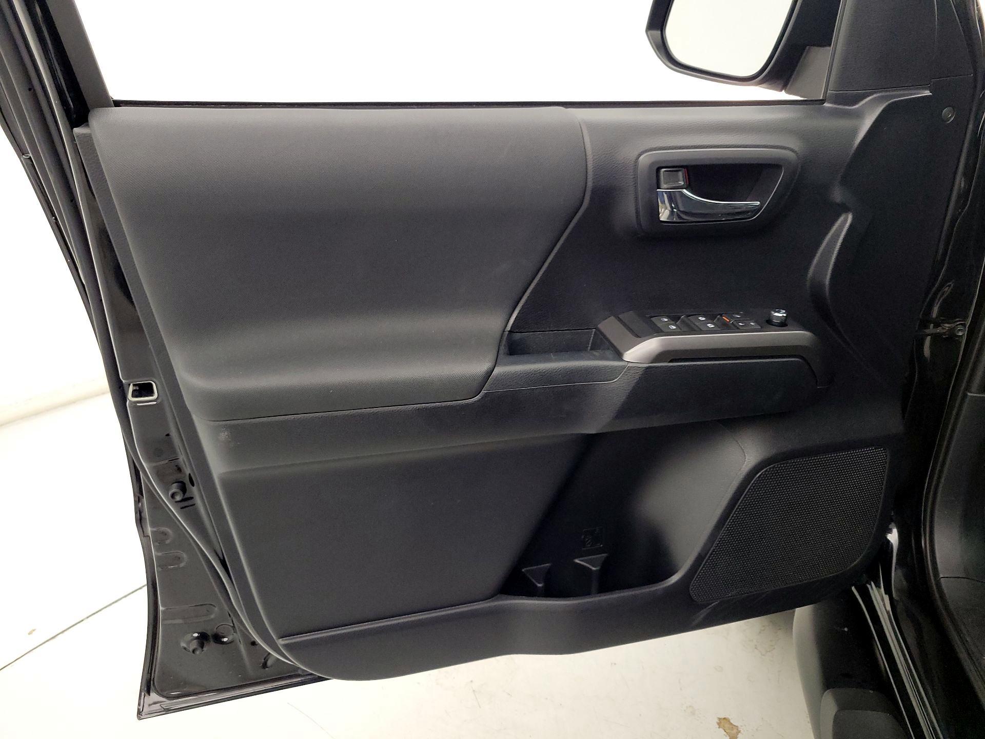 Thumbnail: 2018 Toyota Tacoma - 12