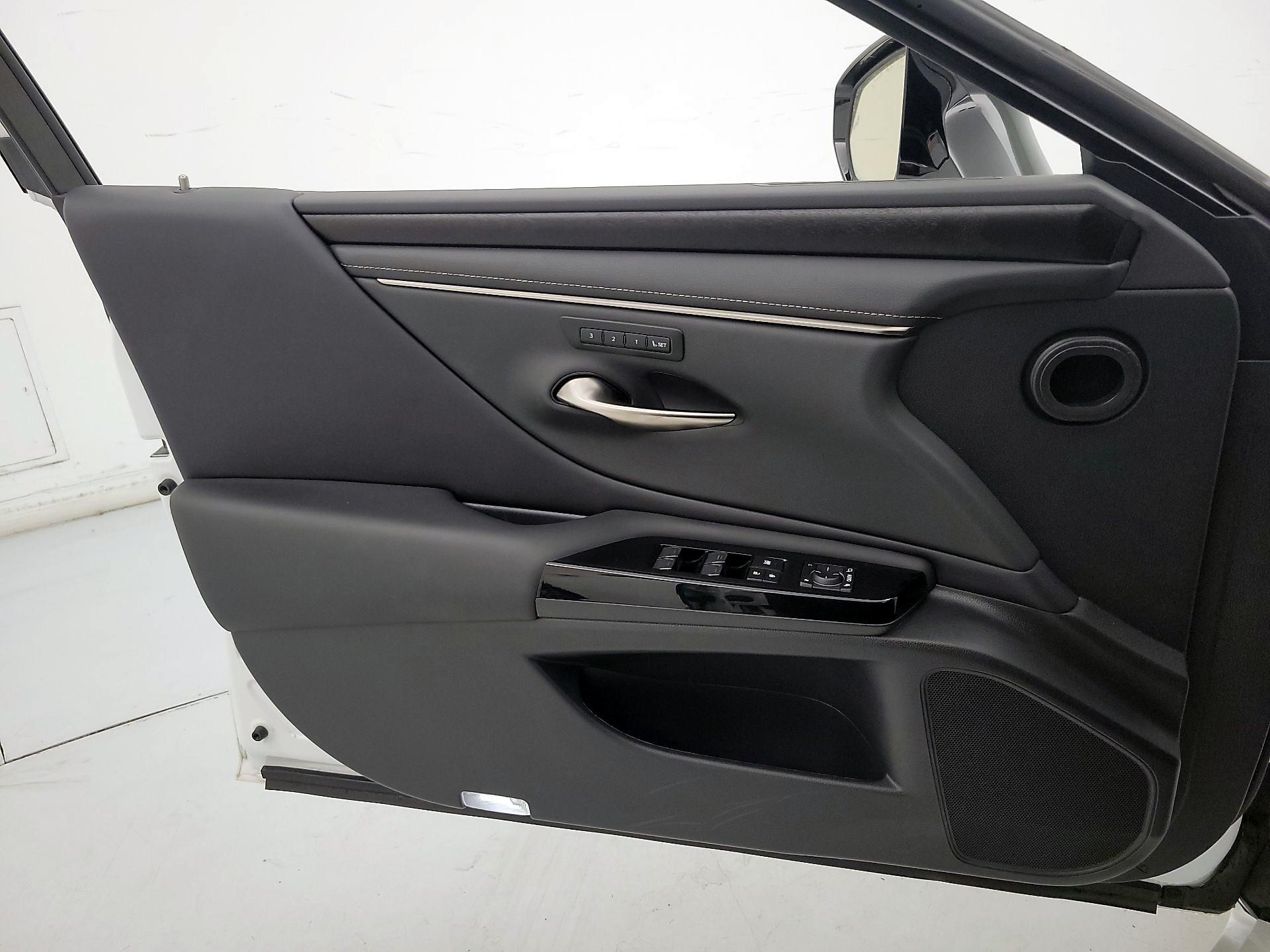 Thumbnail: 2022 Lexus ES - 12