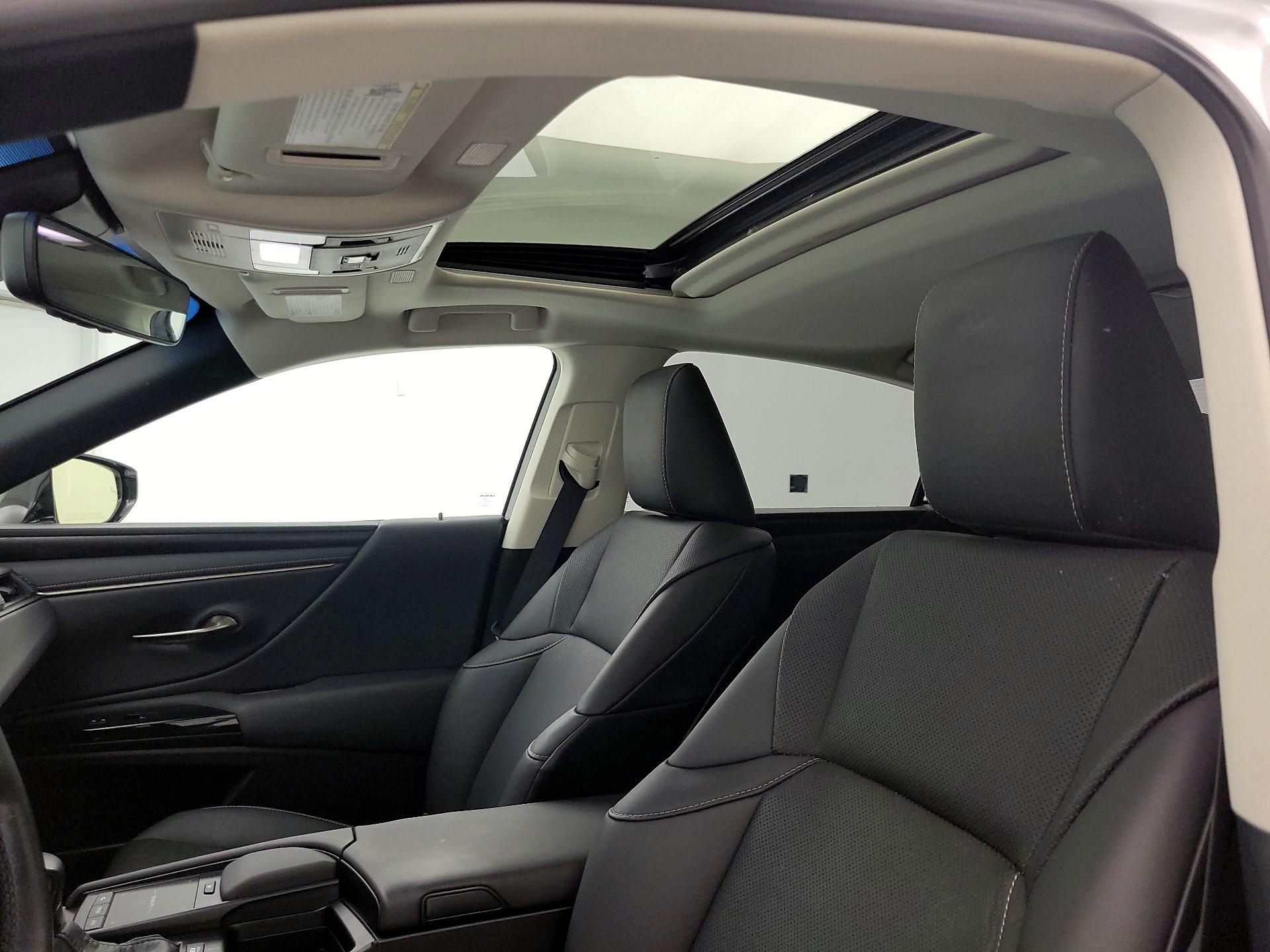 Thumbnail: 2022 Lexus ES - 17