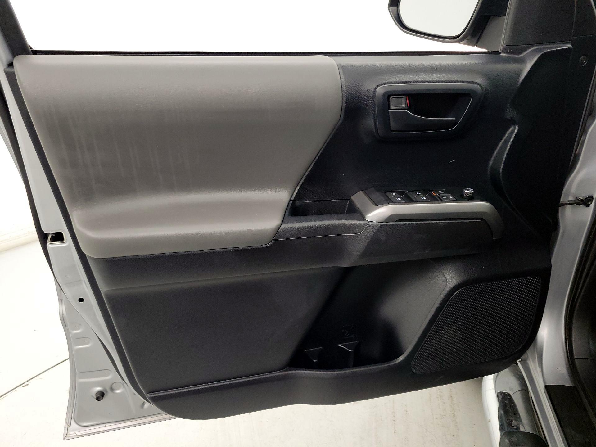 Thumbnail: 2016 Toyota Tacoma - 12