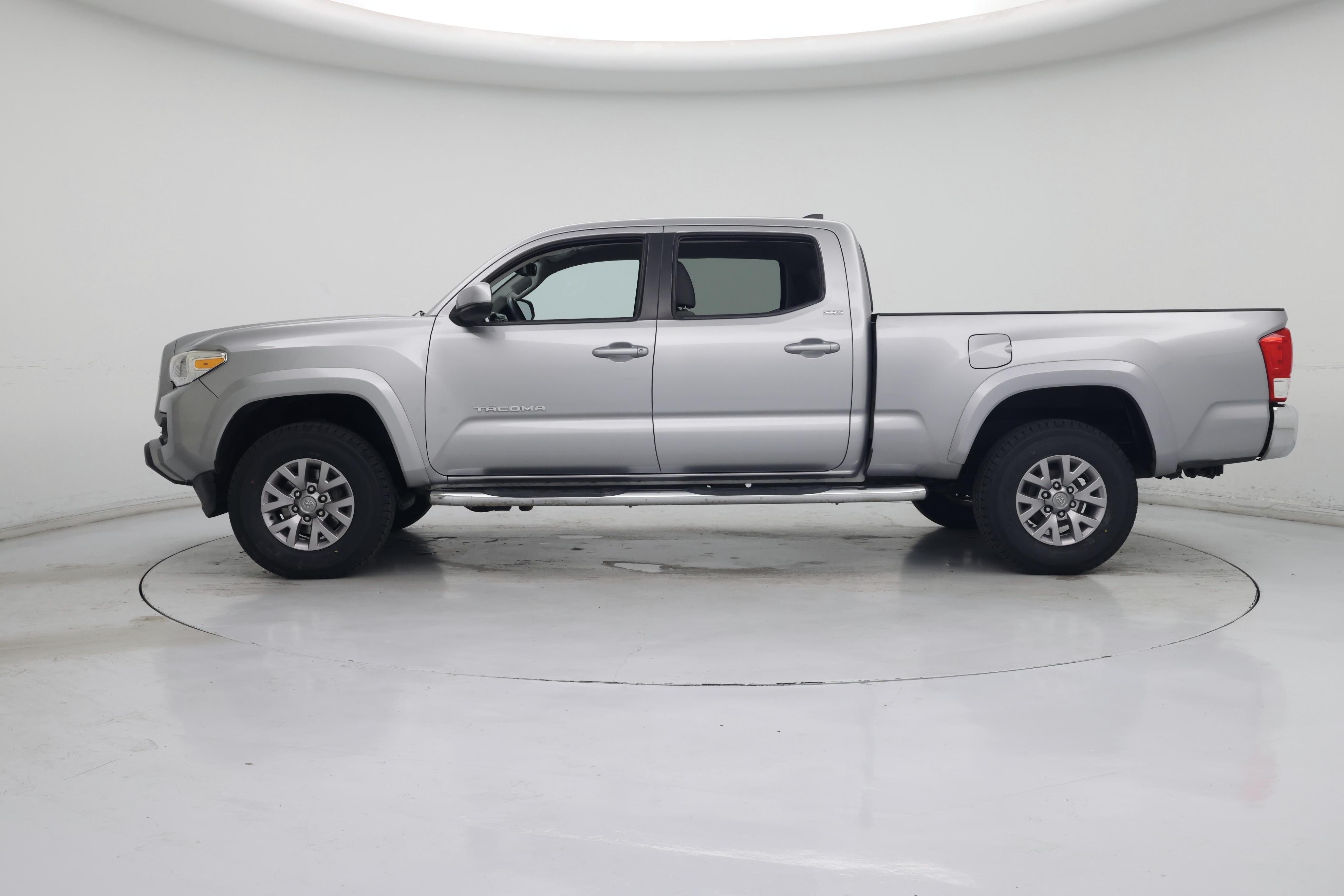 Thumbnail: 2016 Toyota Tacoma - 3