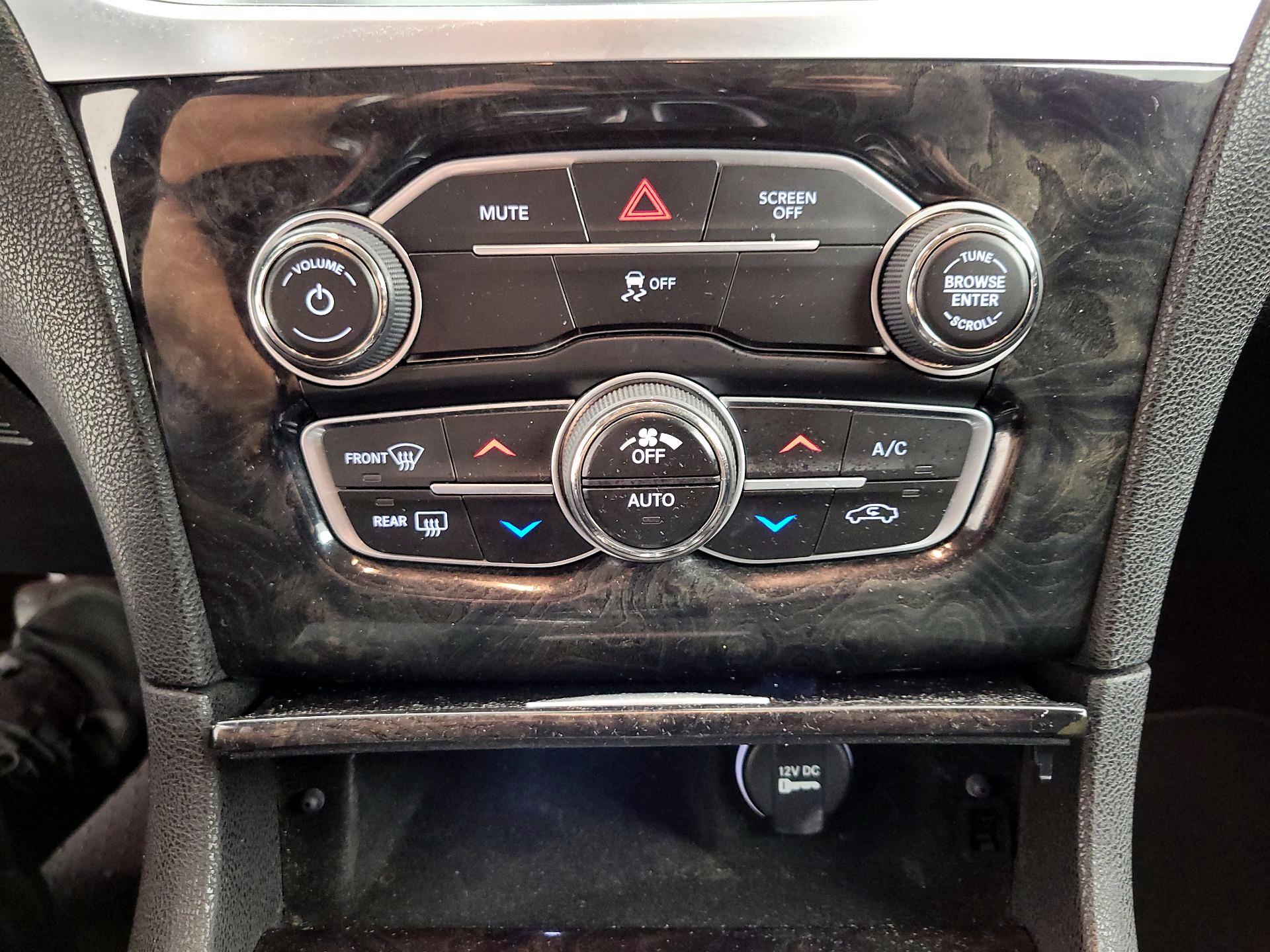 Thumbnail: 2019 Chrysler 300 - 17