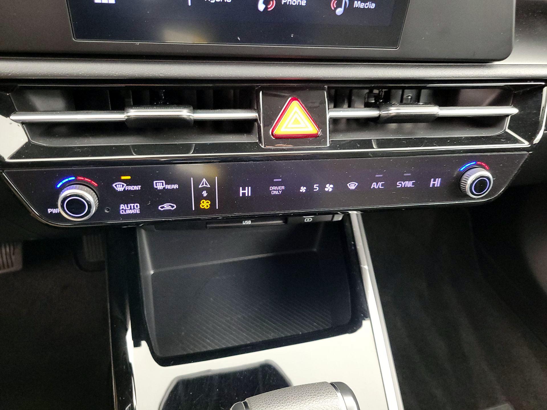 Thumbnail: 2023 Kia Niro - 16