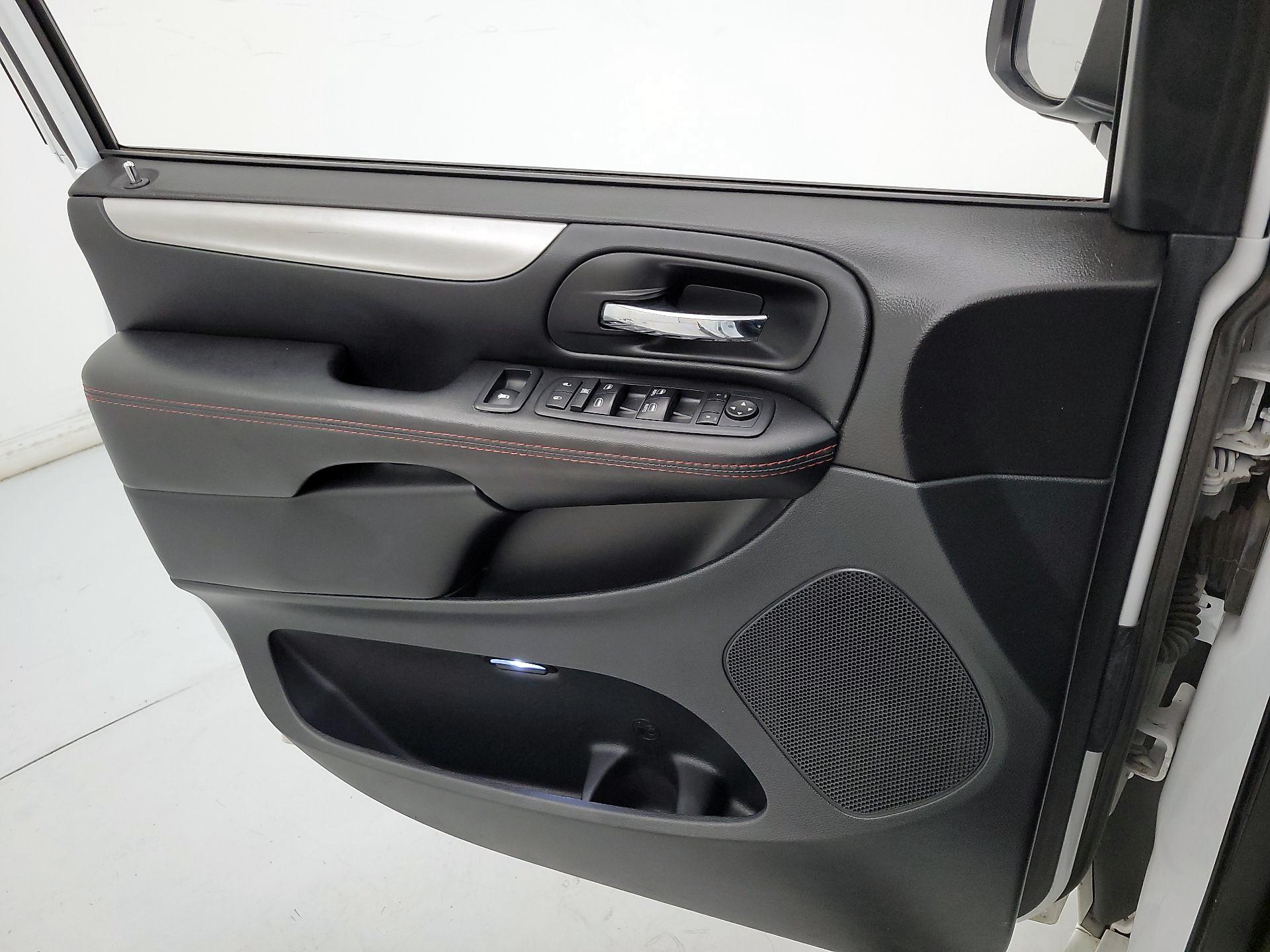 Thumbnail: 2018 Dodge Grand Caravan - 12