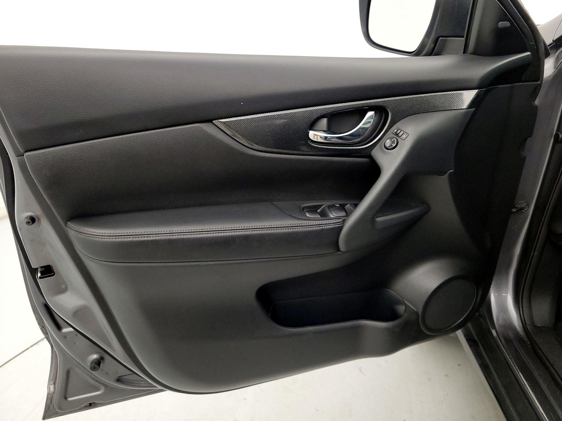 Thumbnail: 2016 Nissan Rogue - 12