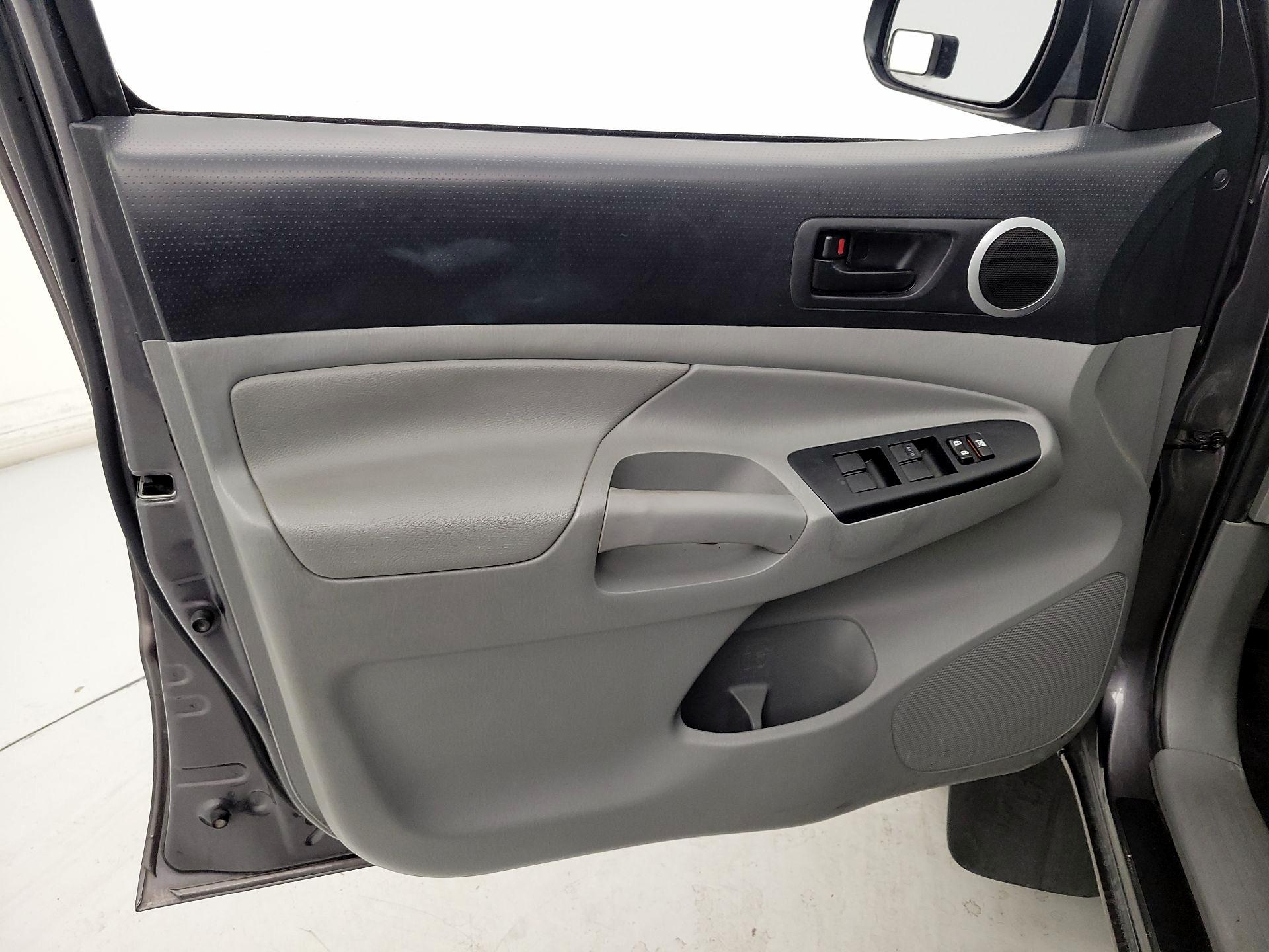 Thumbnail: 2015 Toyota Tacoma - 12