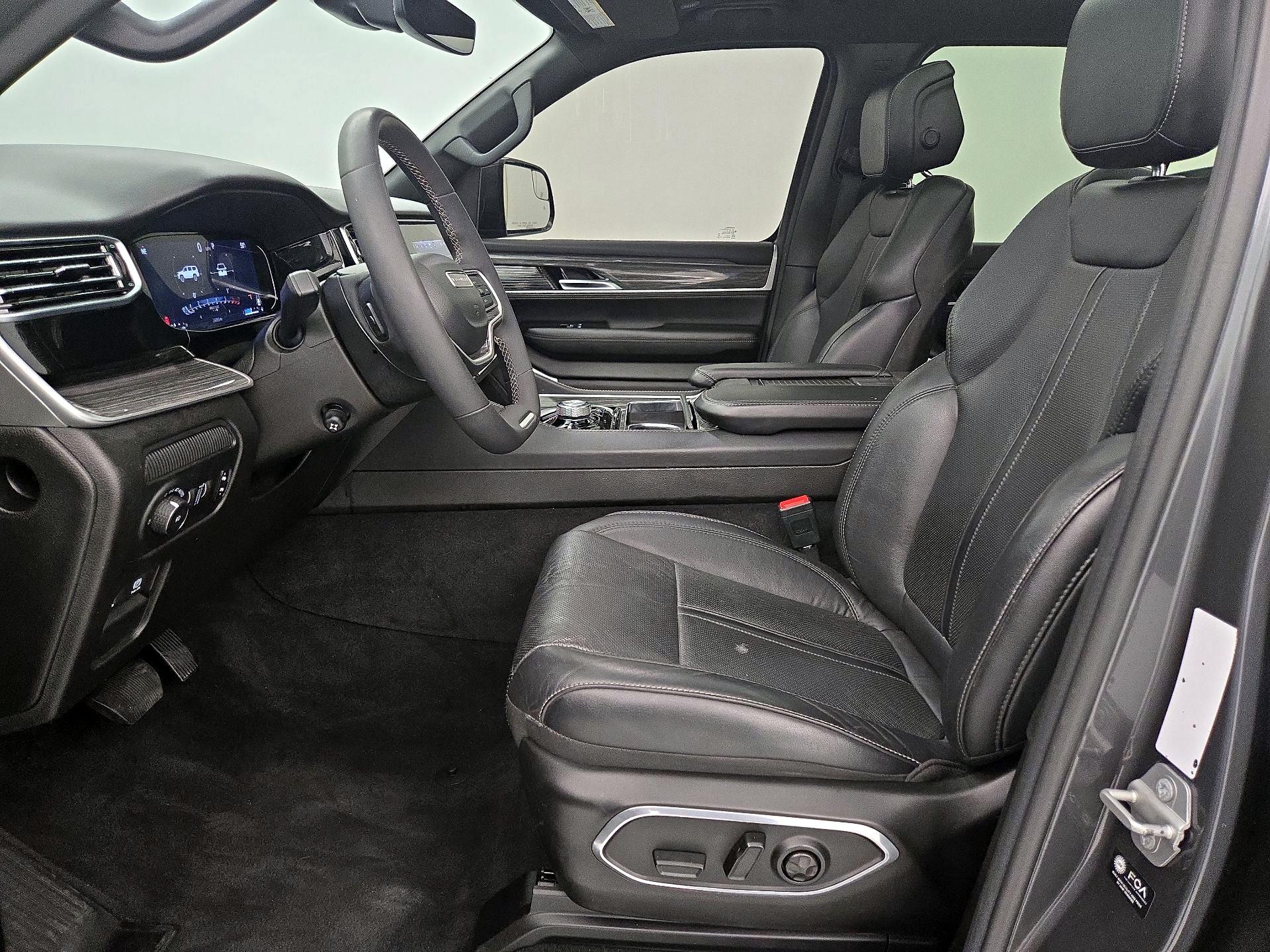 Thumbnail: 2022 Jeep Wagoneer - 11