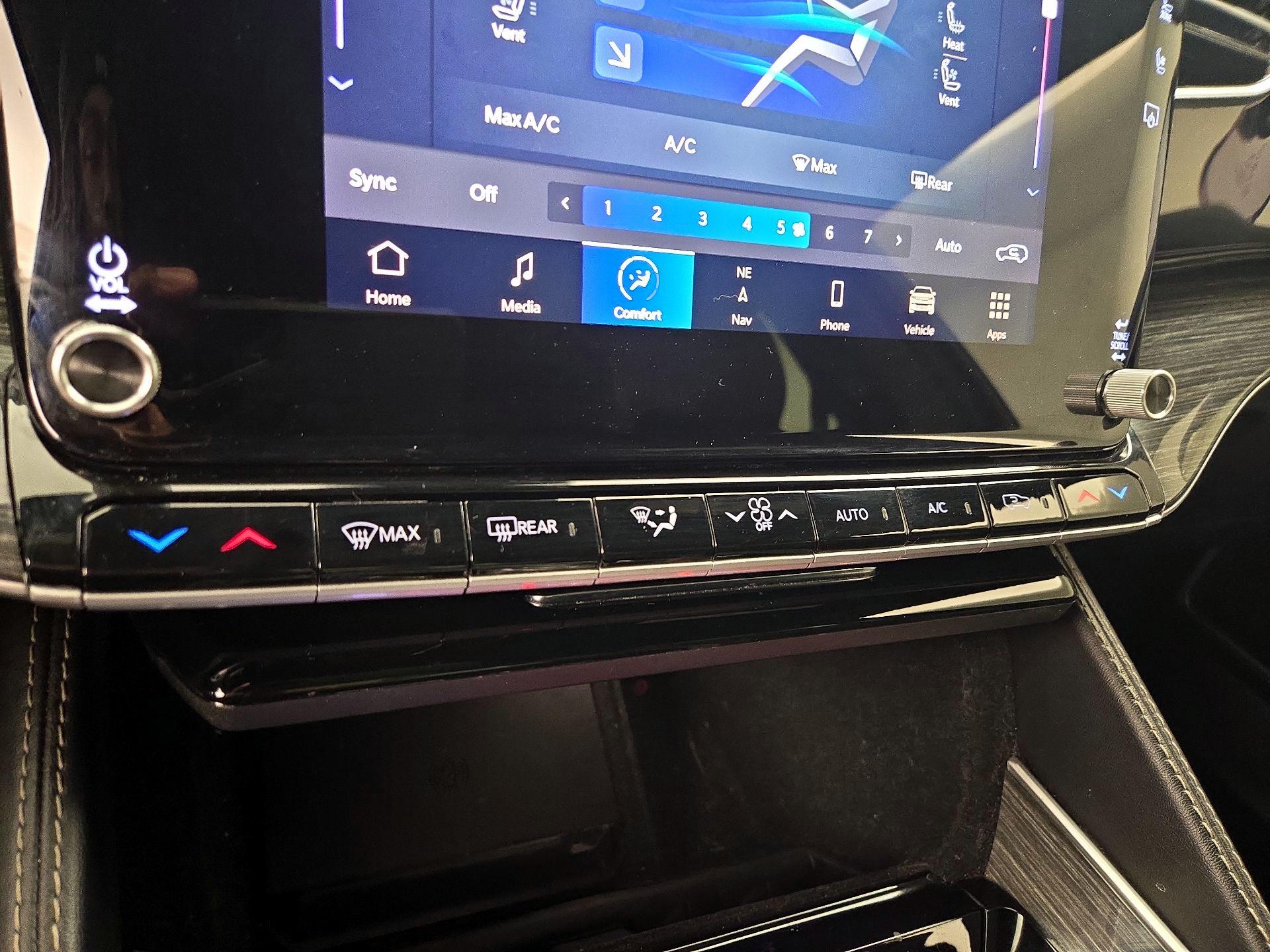 Thumbnail: 2022 Jeep Wagoneer - 17