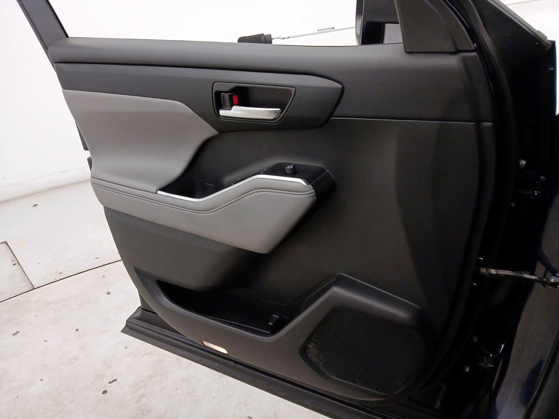 Thumbnail: 2022 Toyota Highlander - 12