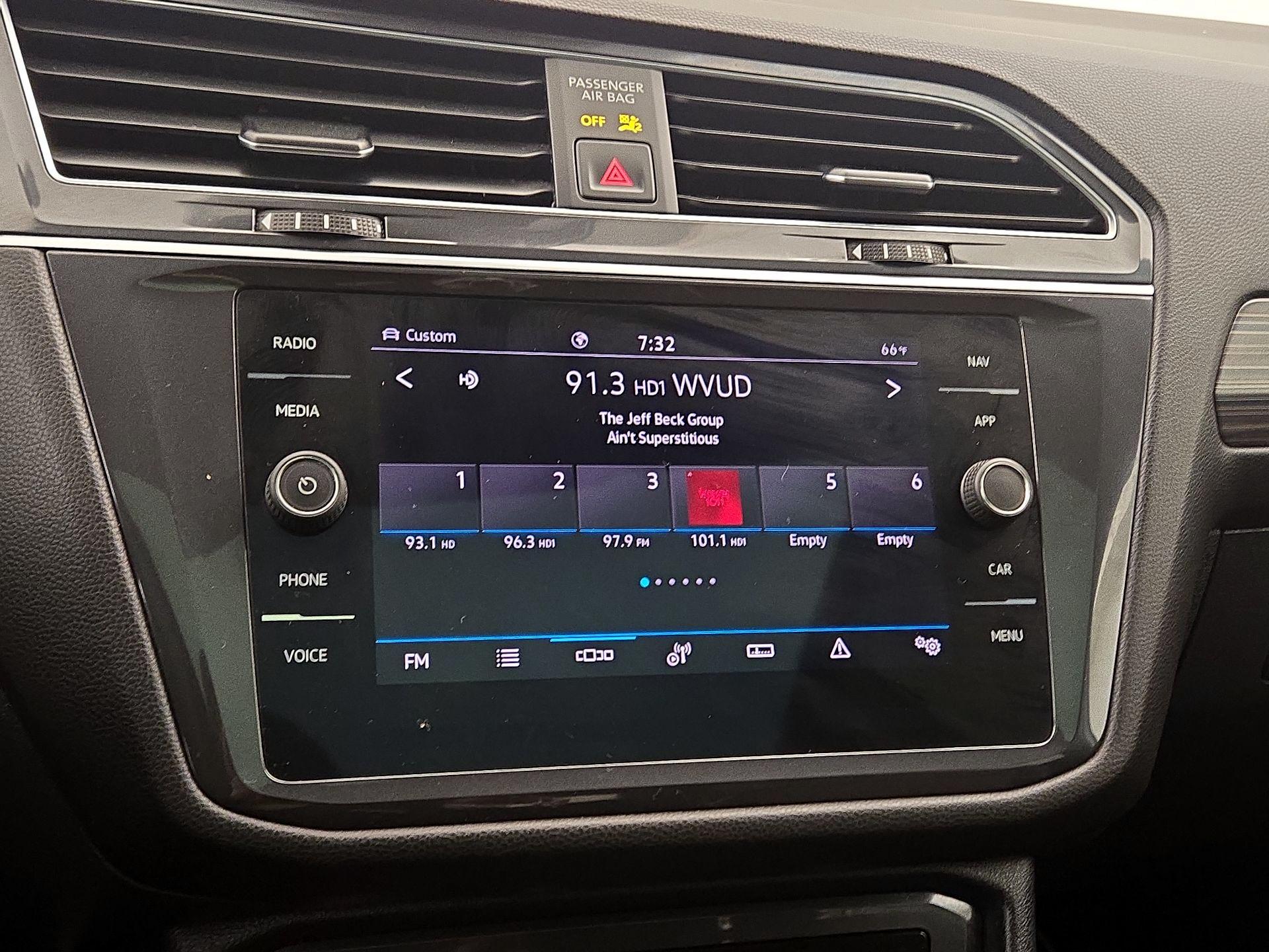 Thumbnail: 2022 Volkswagen Tiguan - 15