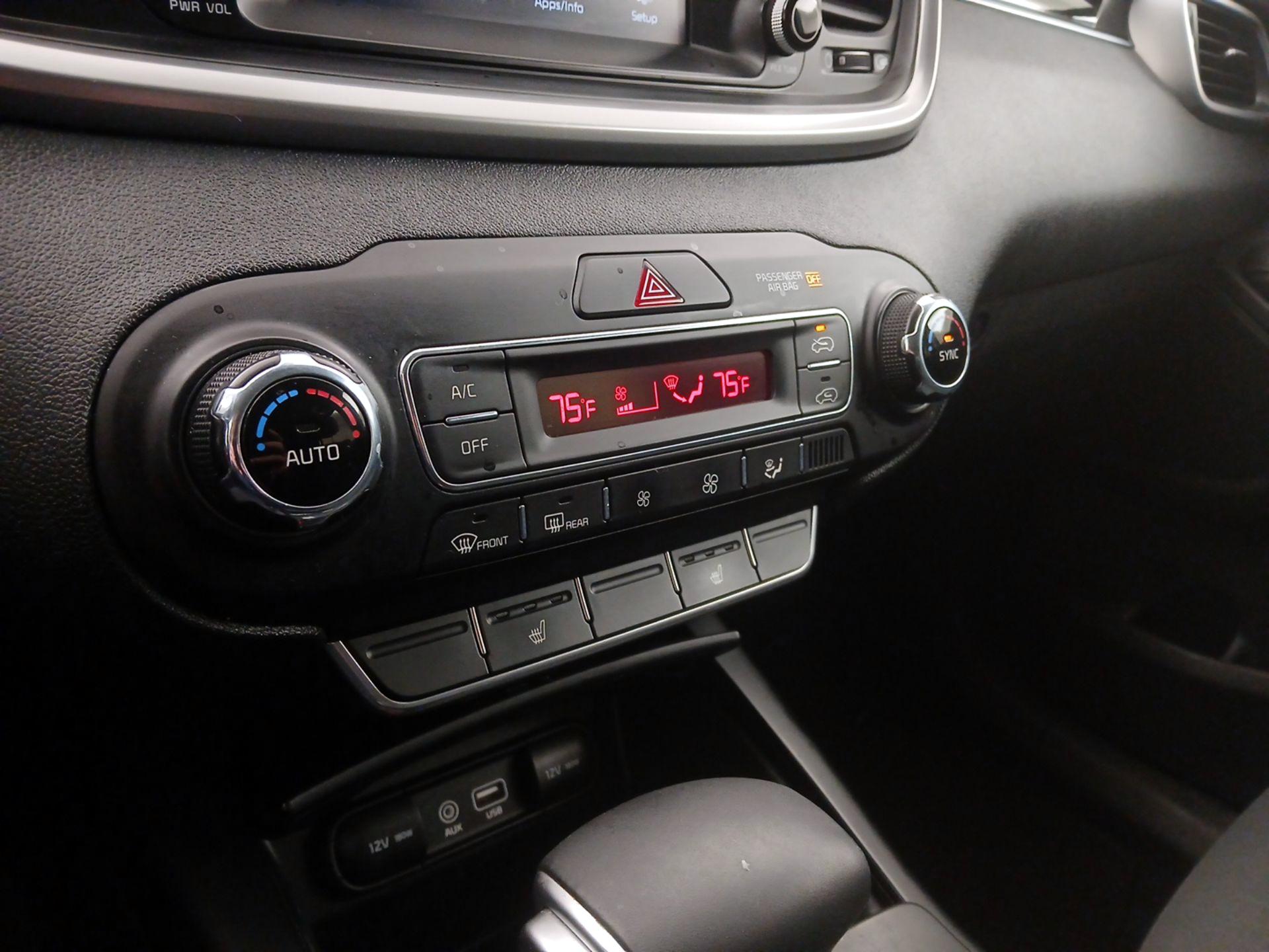 Thumbnail: 2020 Kia Sorento - 16