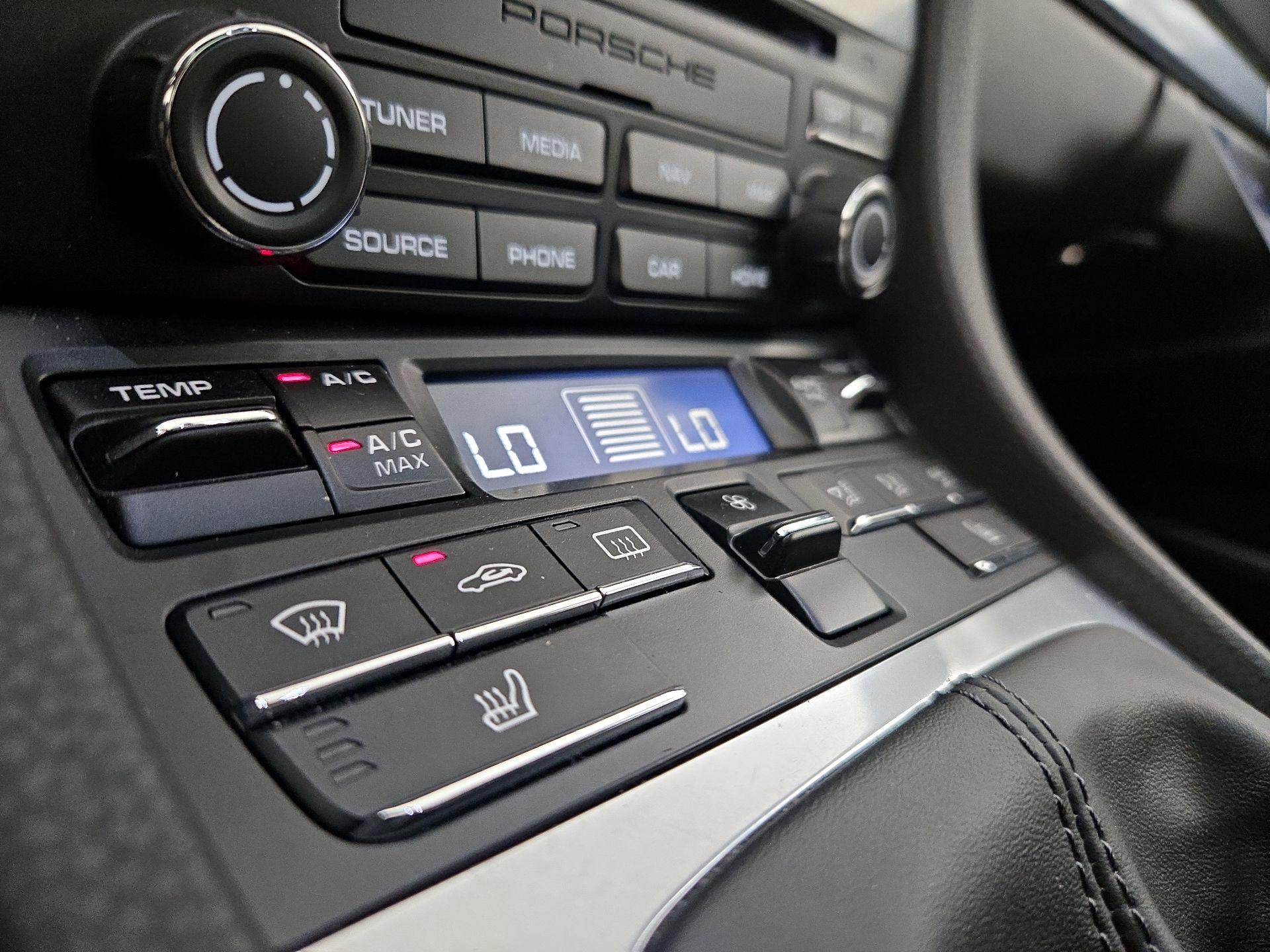 Thumbnail: 2017 Porsche 911 - 17