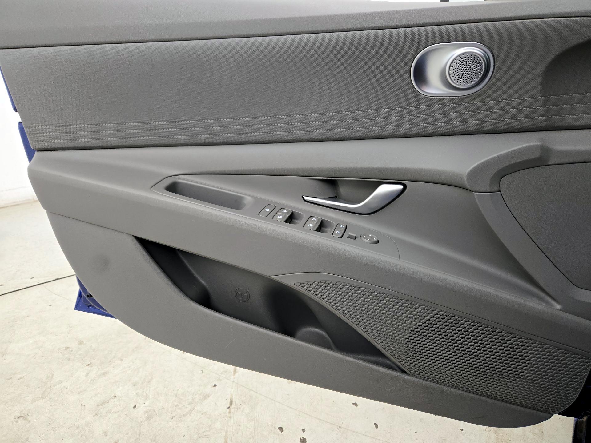 Thumbnail: 2022 Hyundai Elantra - 12