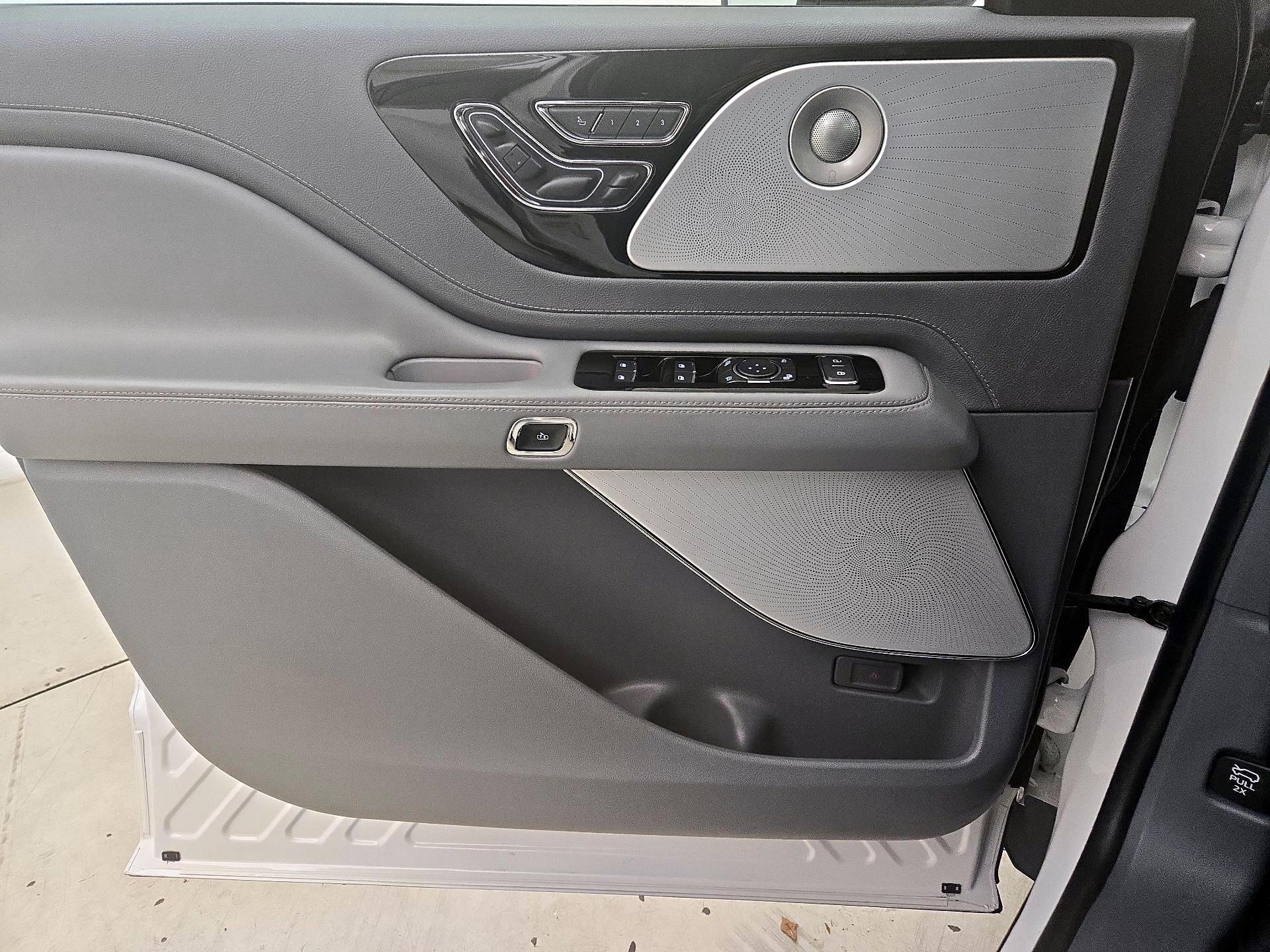 Thumbnail: 2020 Lincoln Aviator - 12