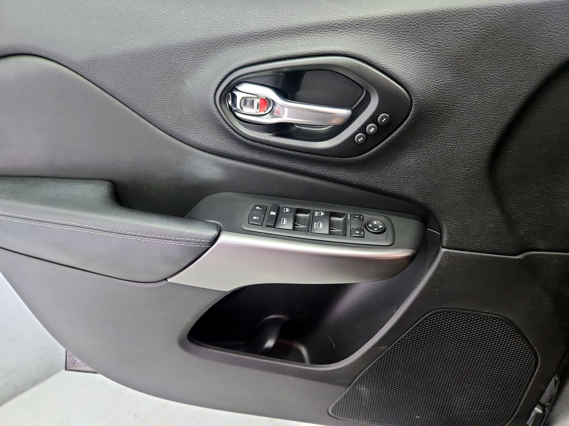 Thumbnail: 2021 Jeep Cherokee - 12