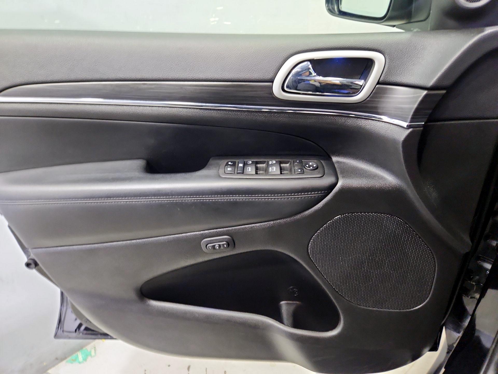 Thumbnail: 2021 Jeep Grand Cherokee - 12