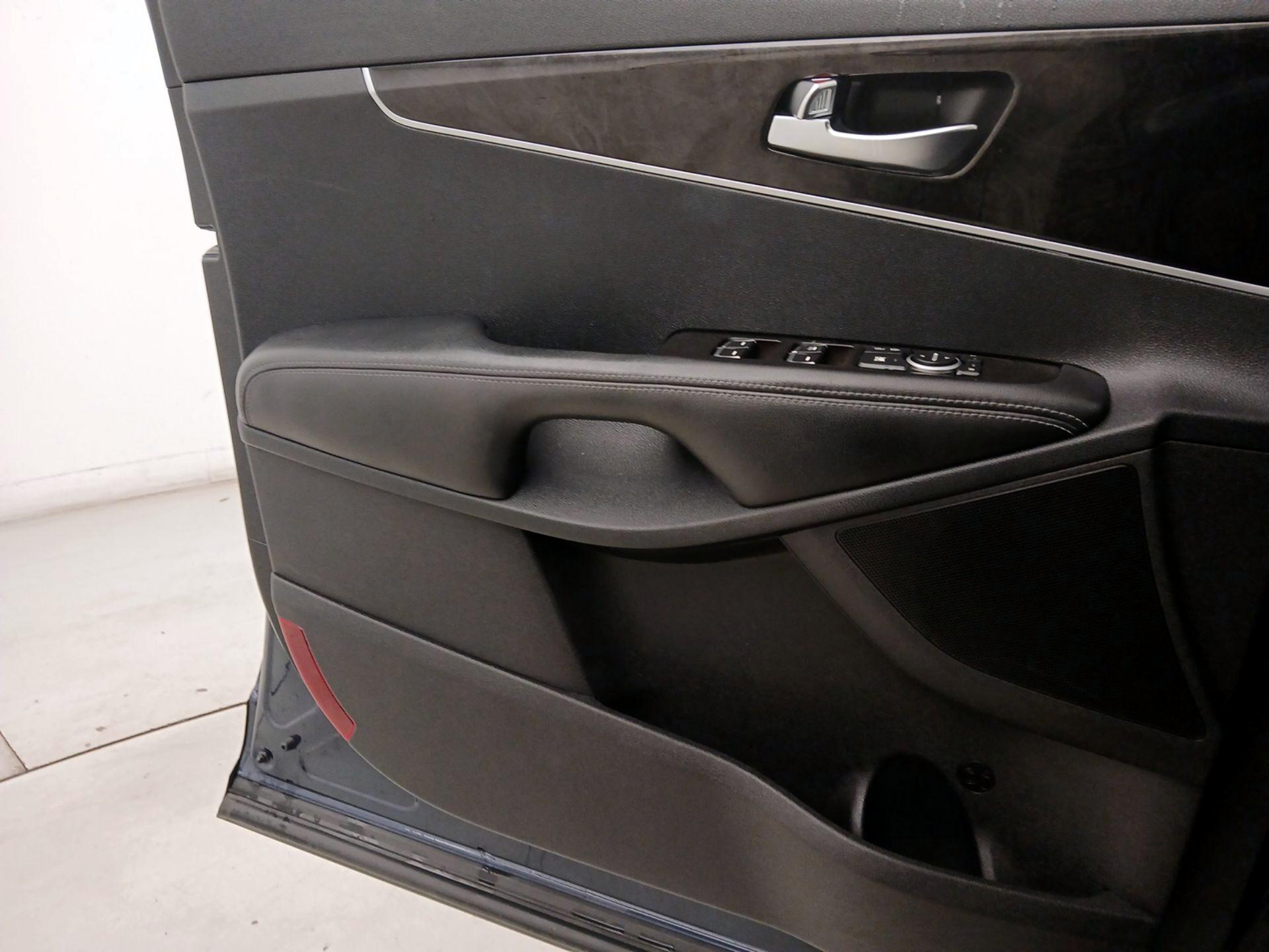 Thumbnail: 2016 Kia Sorento - 12