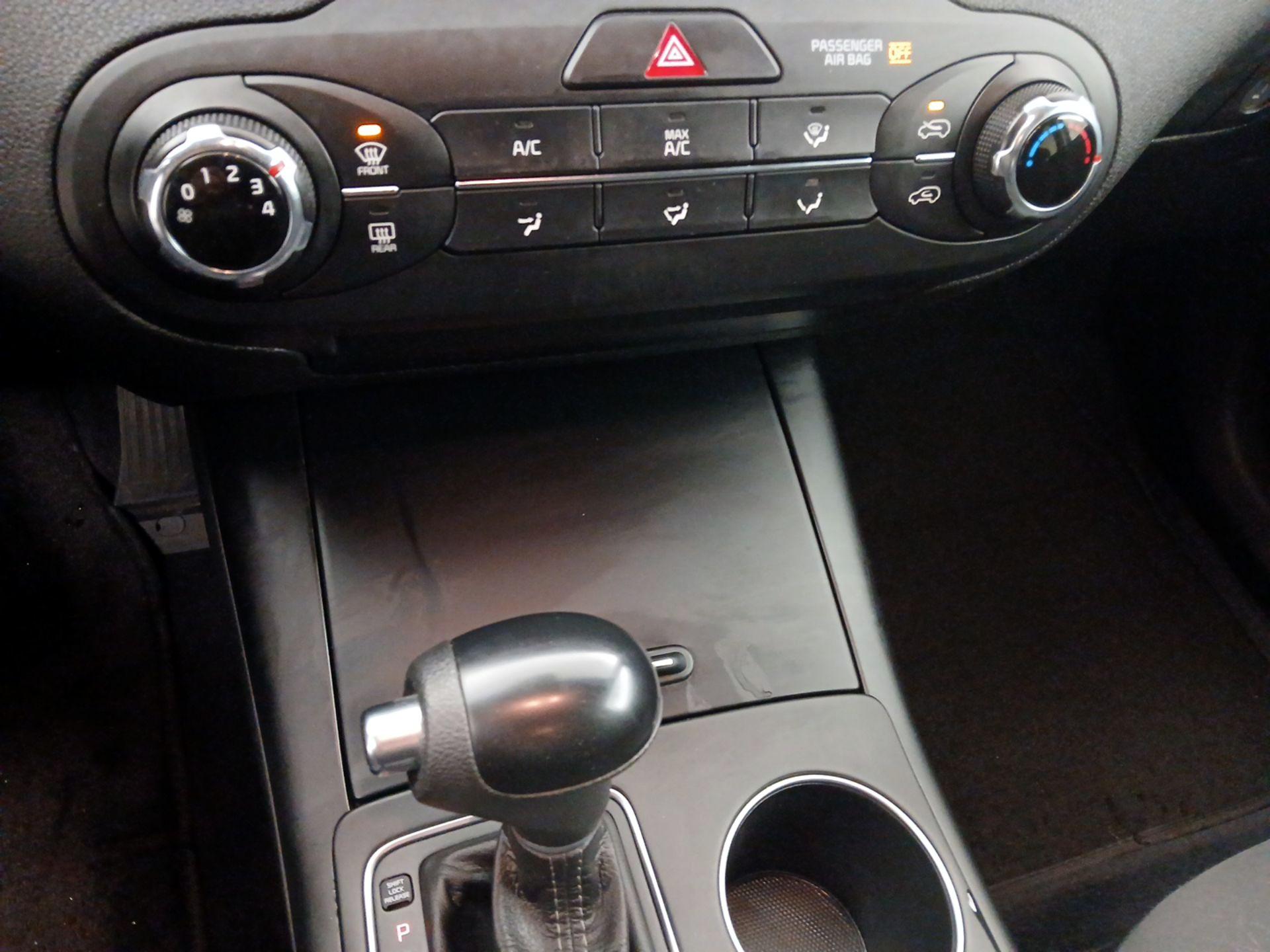 Thumbnail: 2016 Kia Sorento - 16