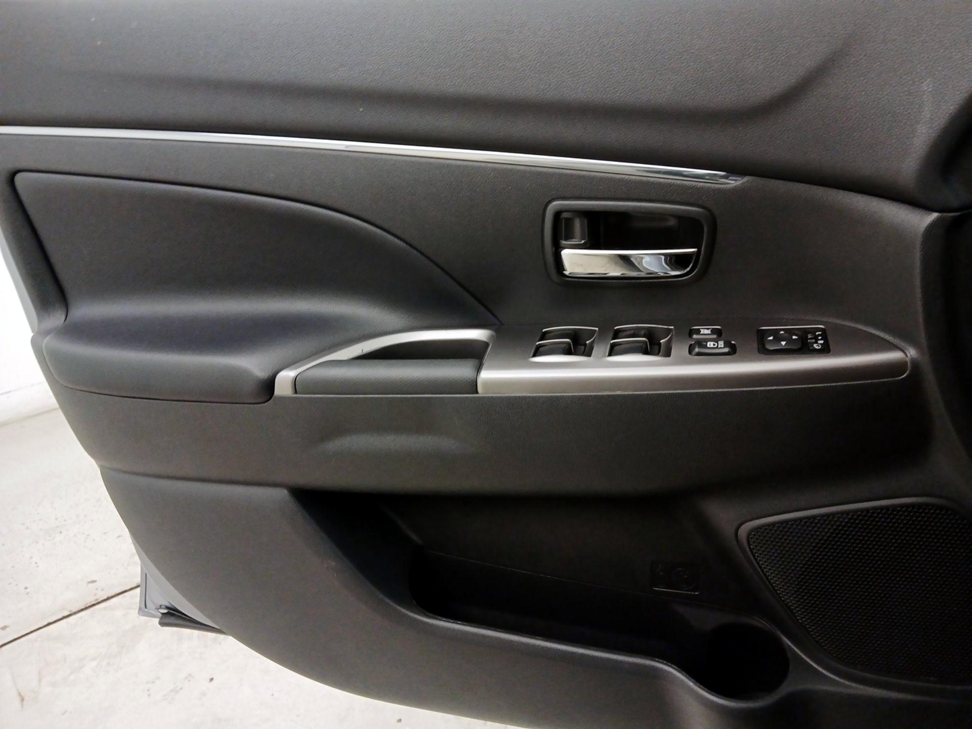 Thumbnail: 2024 Mitsubishi Outlander Sport - 12