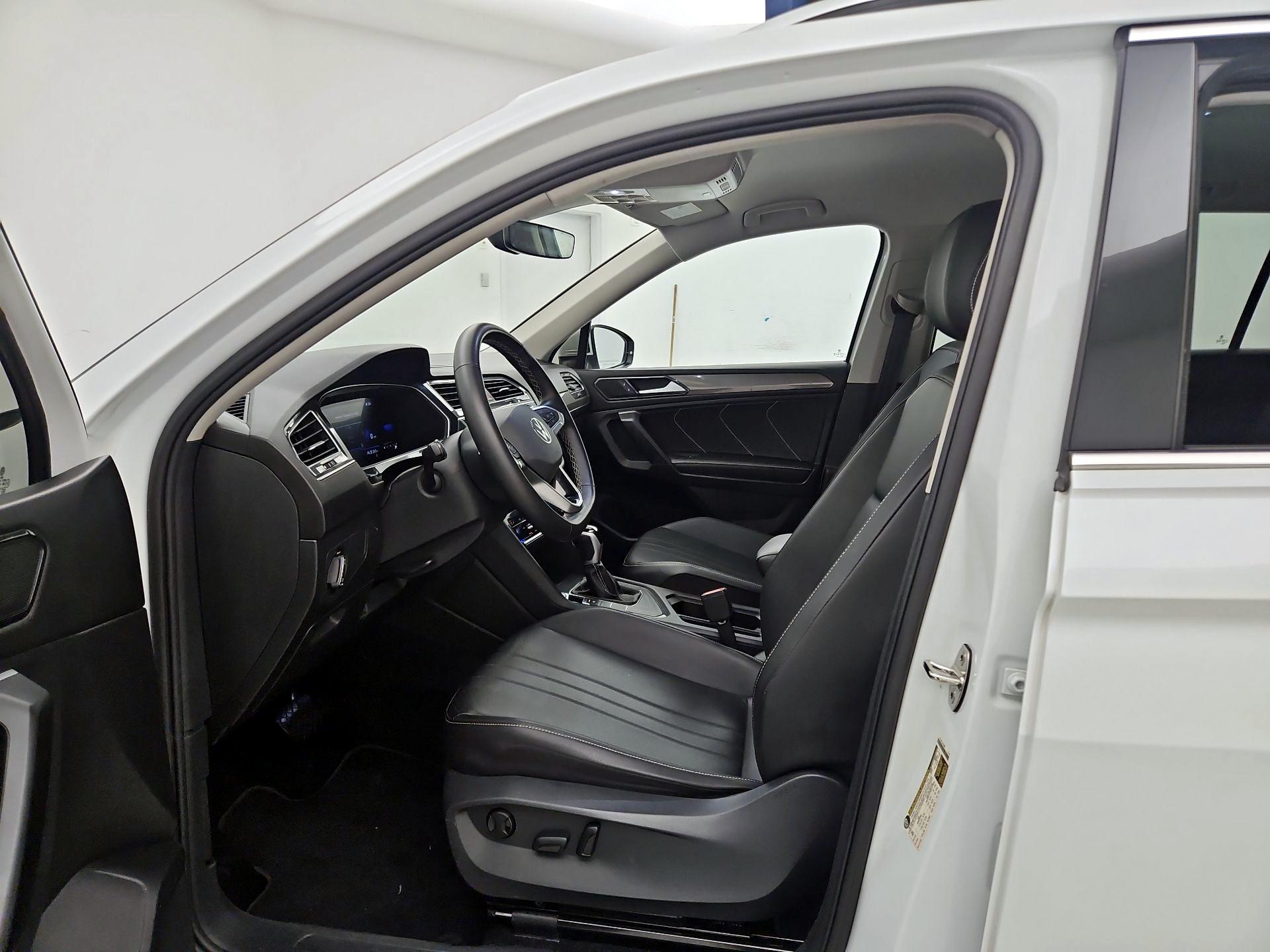 Thumbnail: 2023 Volkswagen Tiguan - 11