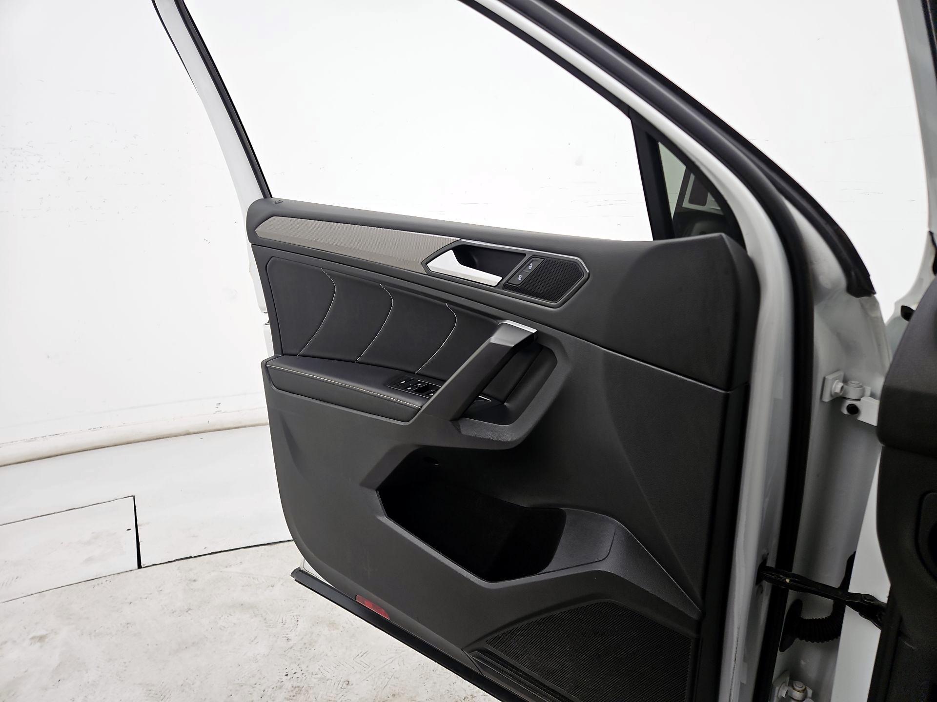 Thumbnail: 2023 Volkswagen Tiguan - 12