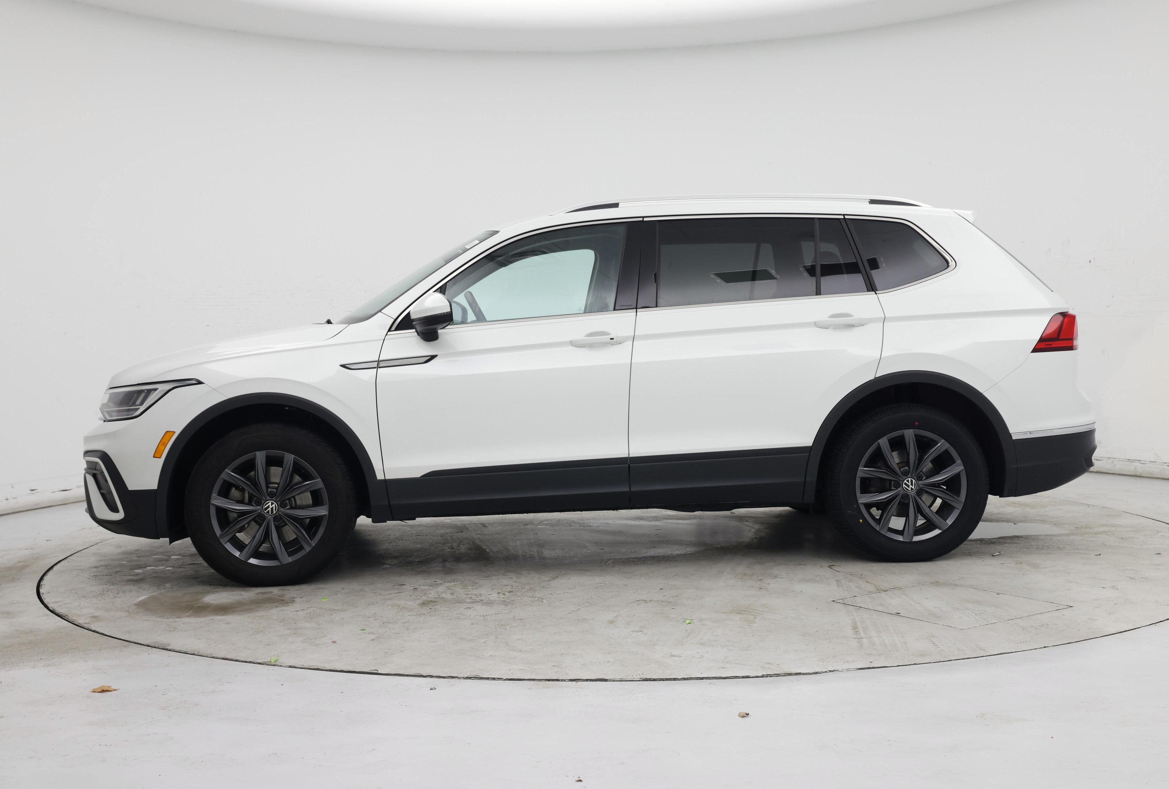 Thumbnail: 2023 Volkswagen Tiguan - 3