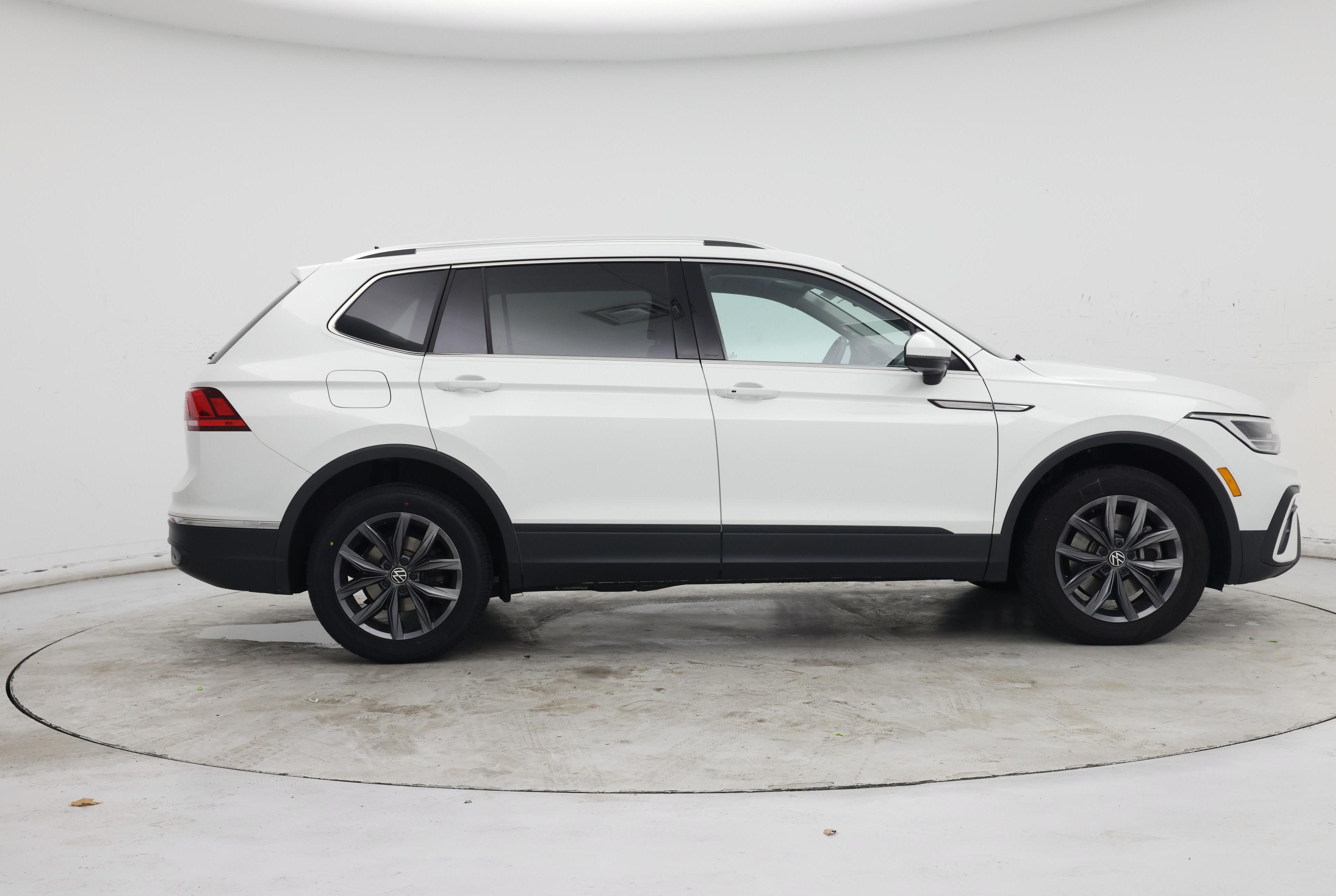 Thumbnail: 2023 Volkswagen Tiguan - 7