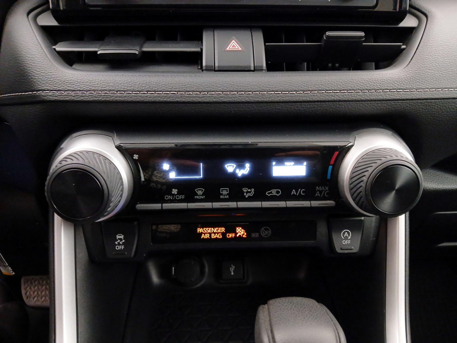 Thumbnail: 2021 Toyota RAV4 - 16