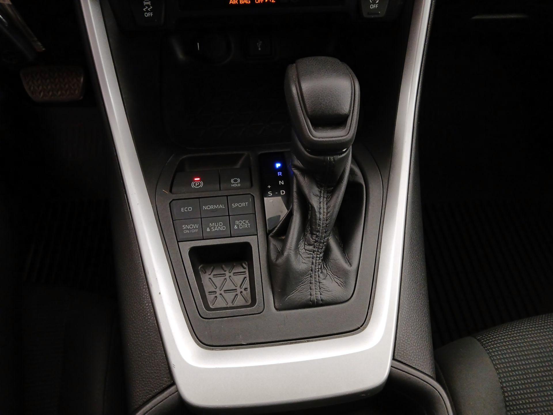 Thumbnail: 2021 Toyota RAV4 - 17