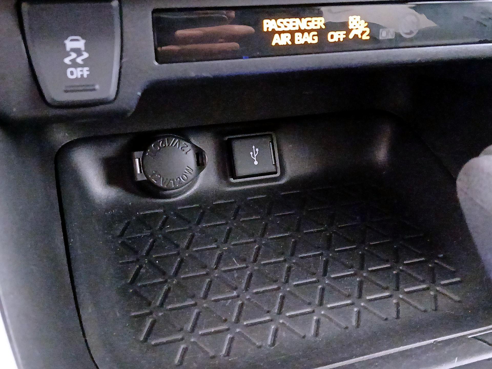 Thumbnail: 2021 Toyota RAV4 - 18