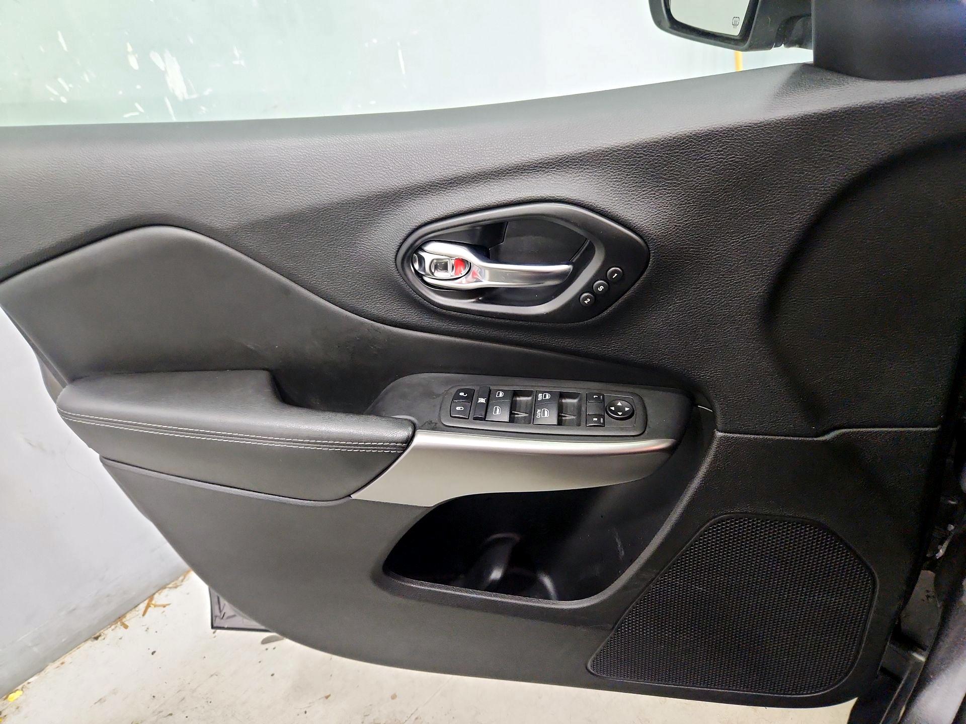 Thumbnail: 2021 Jeep Cherokee - 12