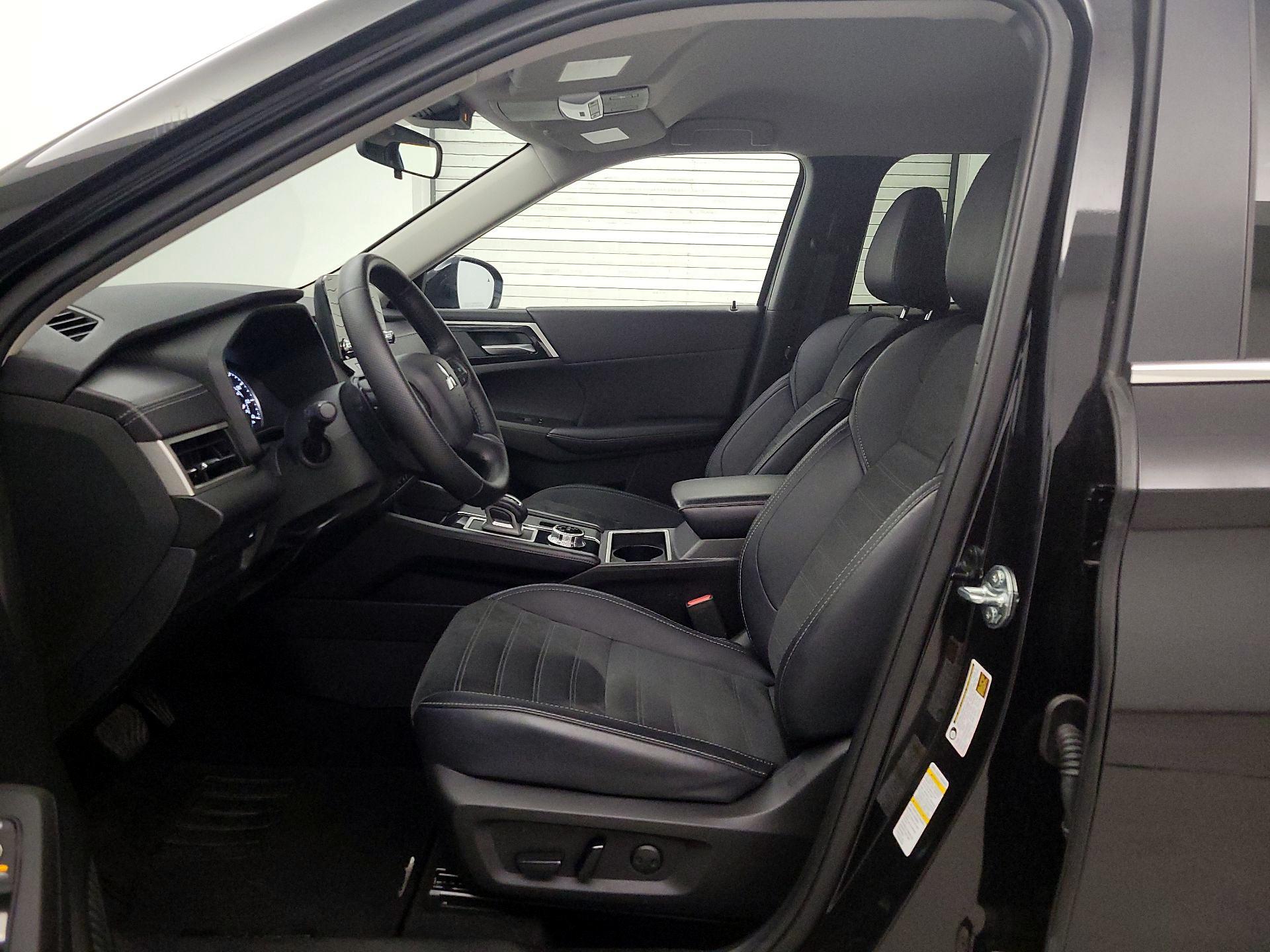 Thumbnail: 2024 Mitsubishi Outlander - 11