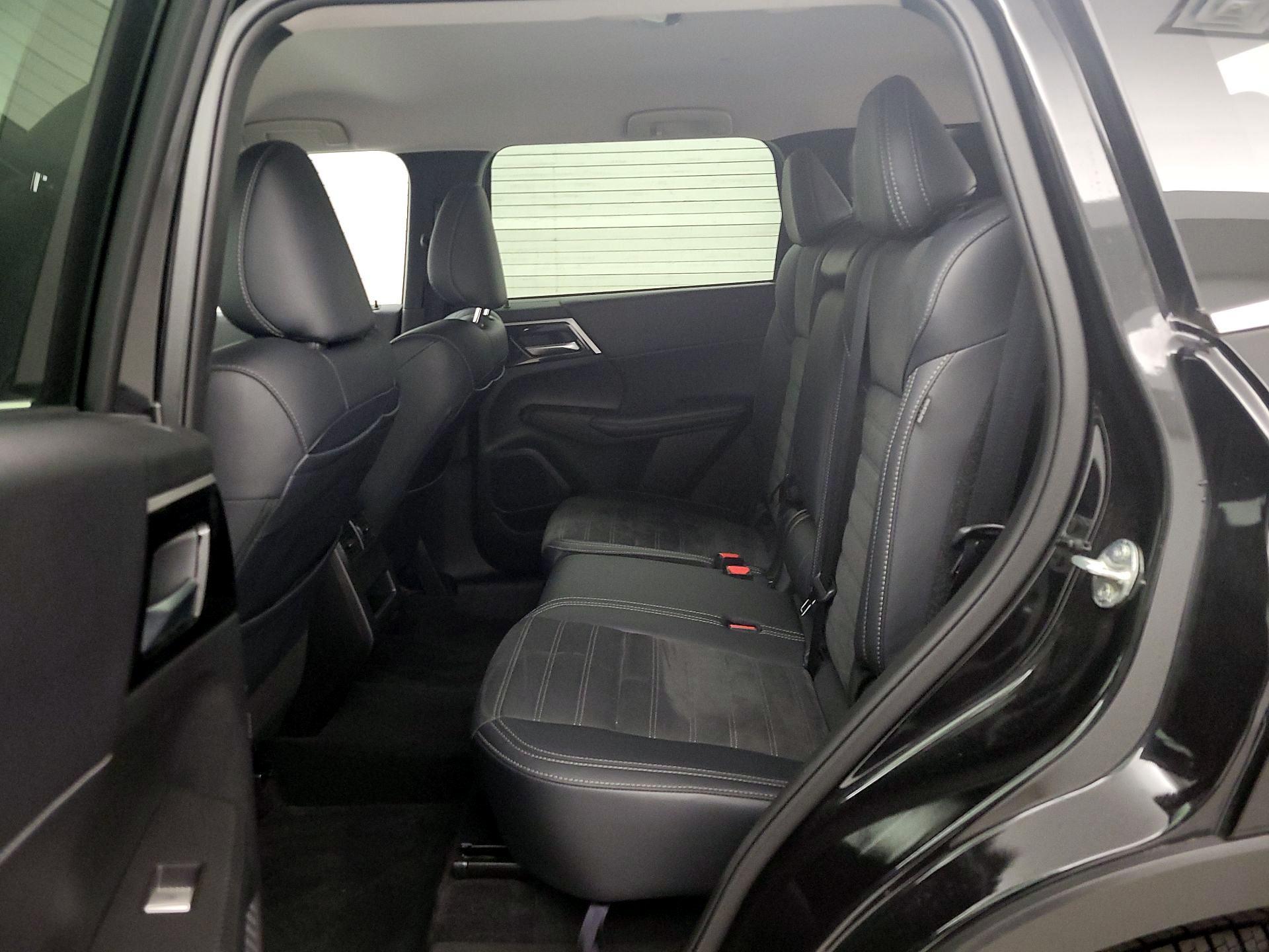 Thumbnail: 2024 Mitsubishi Outlander - 20