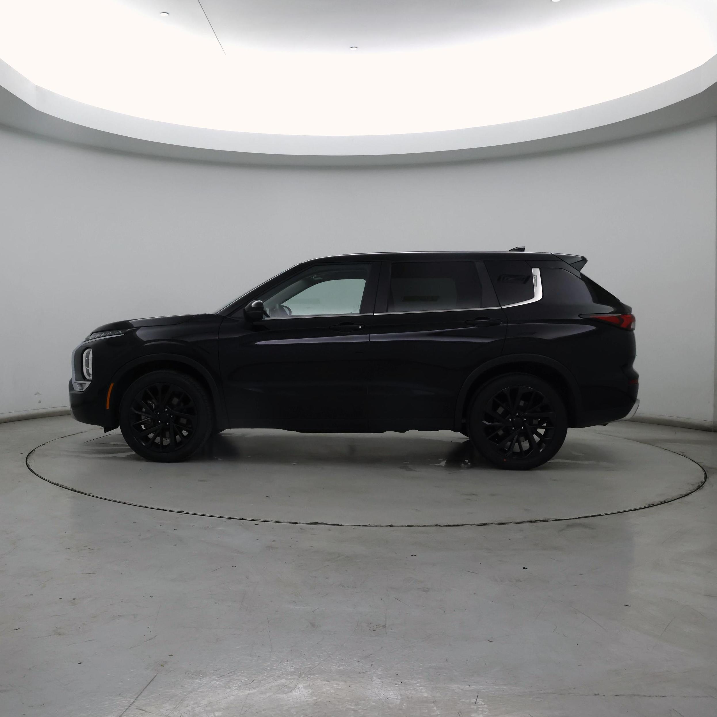 Thumbnail: 2024 Mitsubishi Outlander - 3