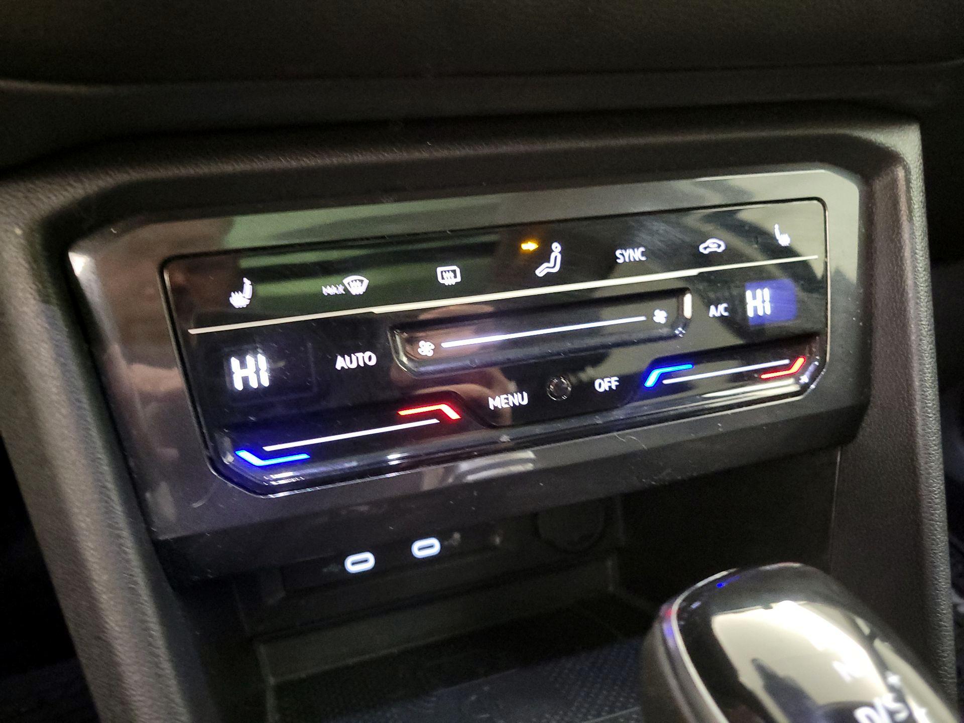 Thumbnail: 2022 Volkswagen Tiguan - 16