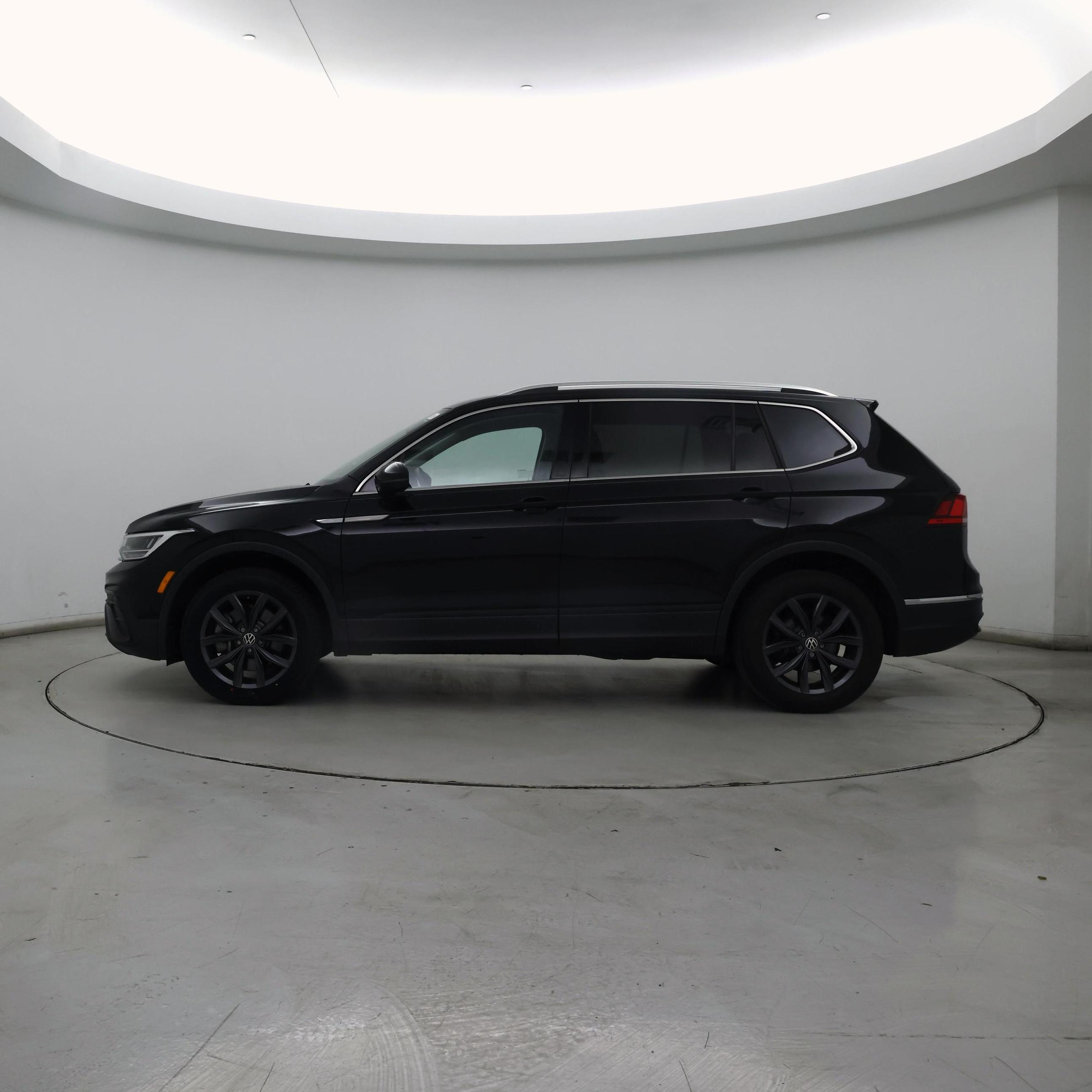 Thumbnail: 2022 Volkswagen Tiguan - 3