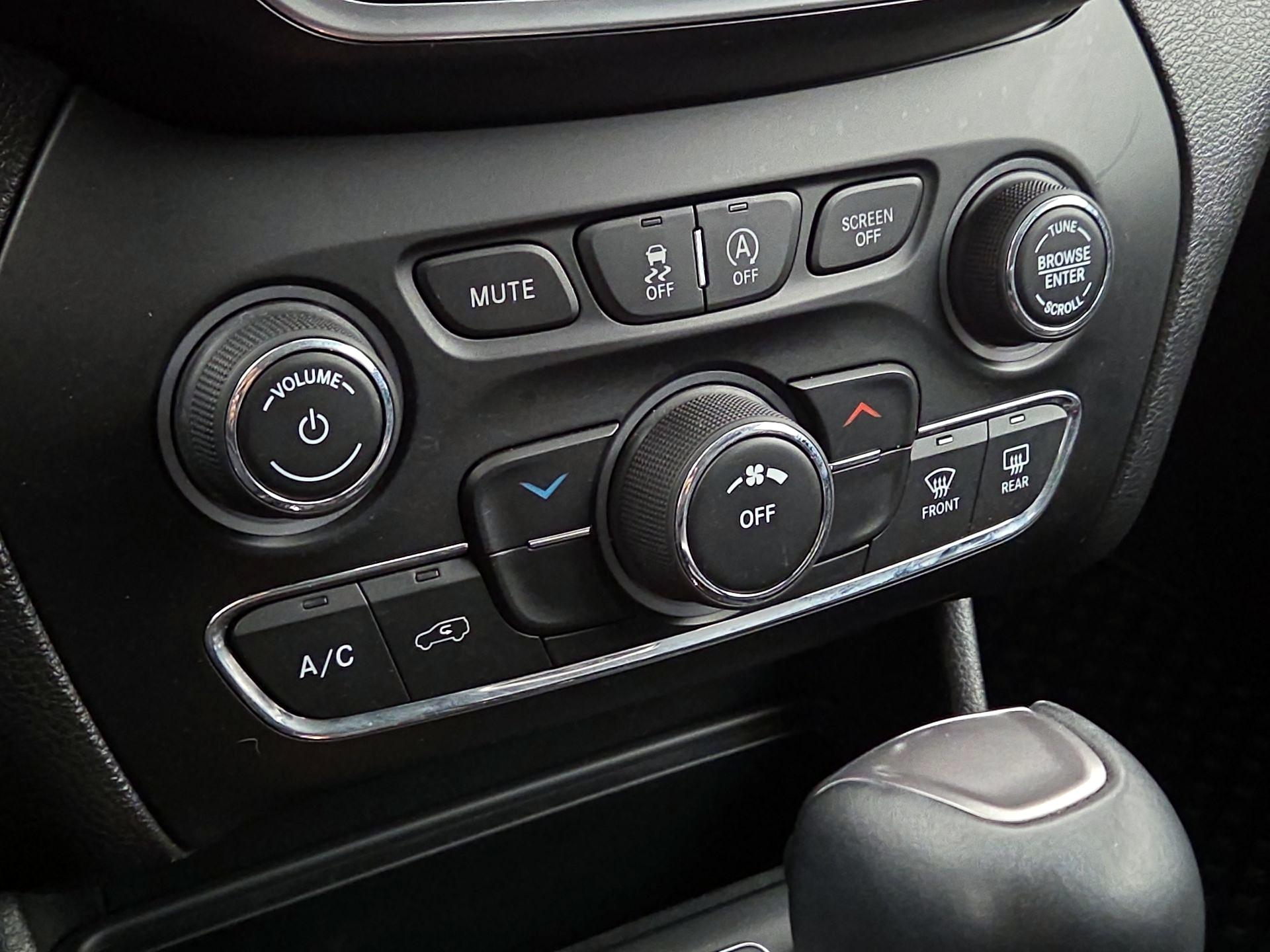 Thumbnail: 2020 Jeep Cherokee - 16