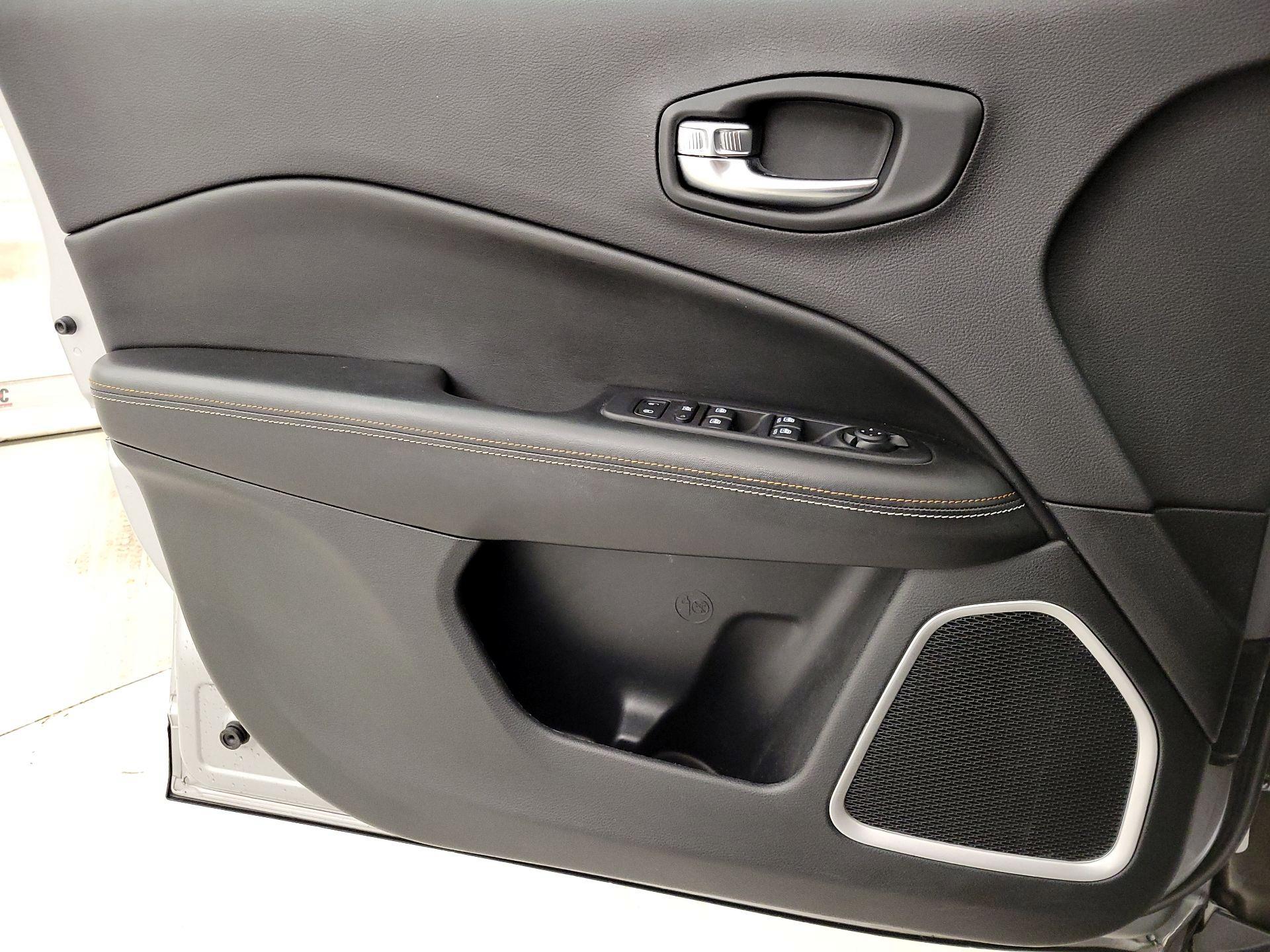 Thumbnail: 2020 Jeep Compass - 12