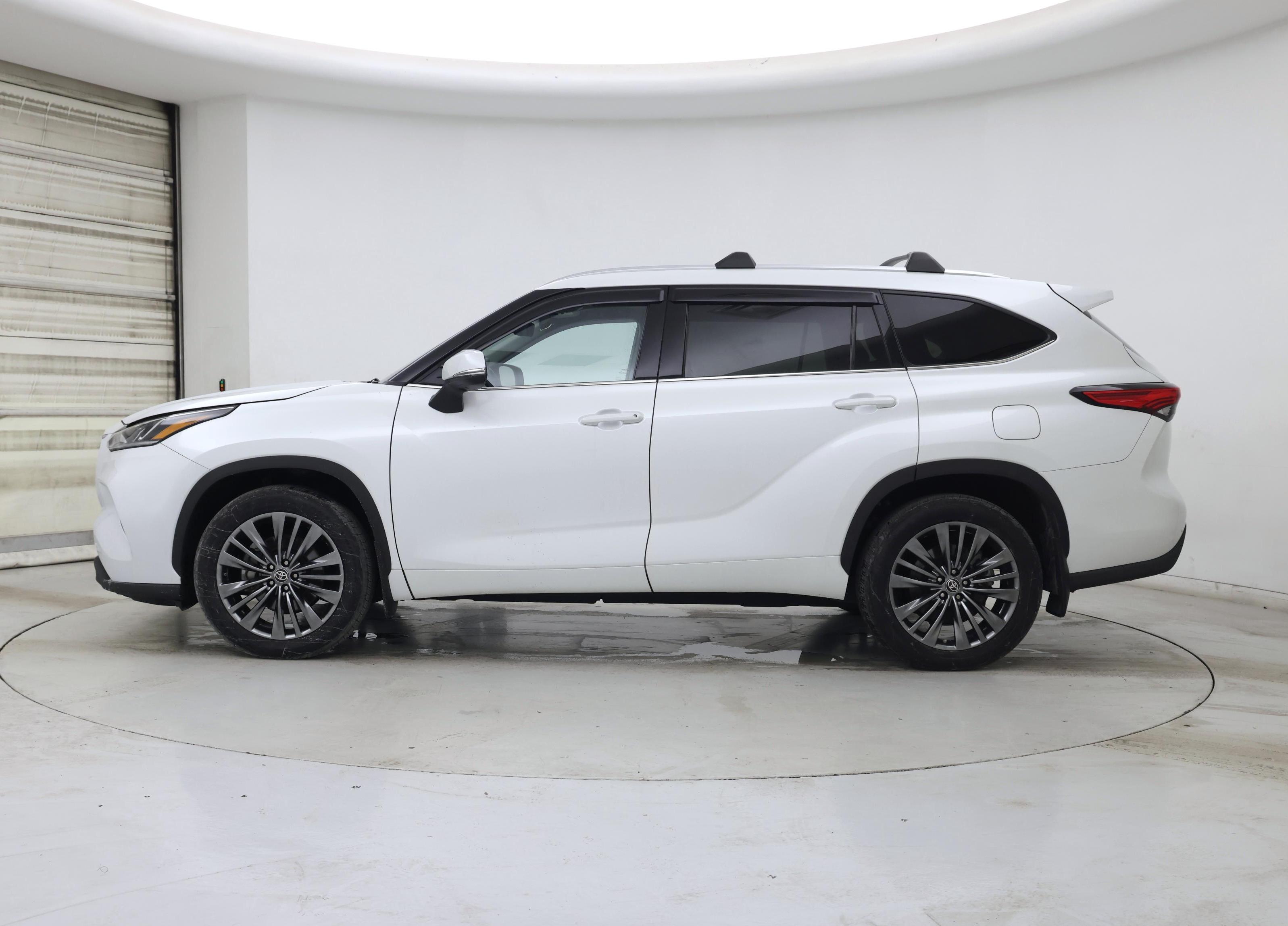 Thumbnail: 2022 Toyota Highlander - 3