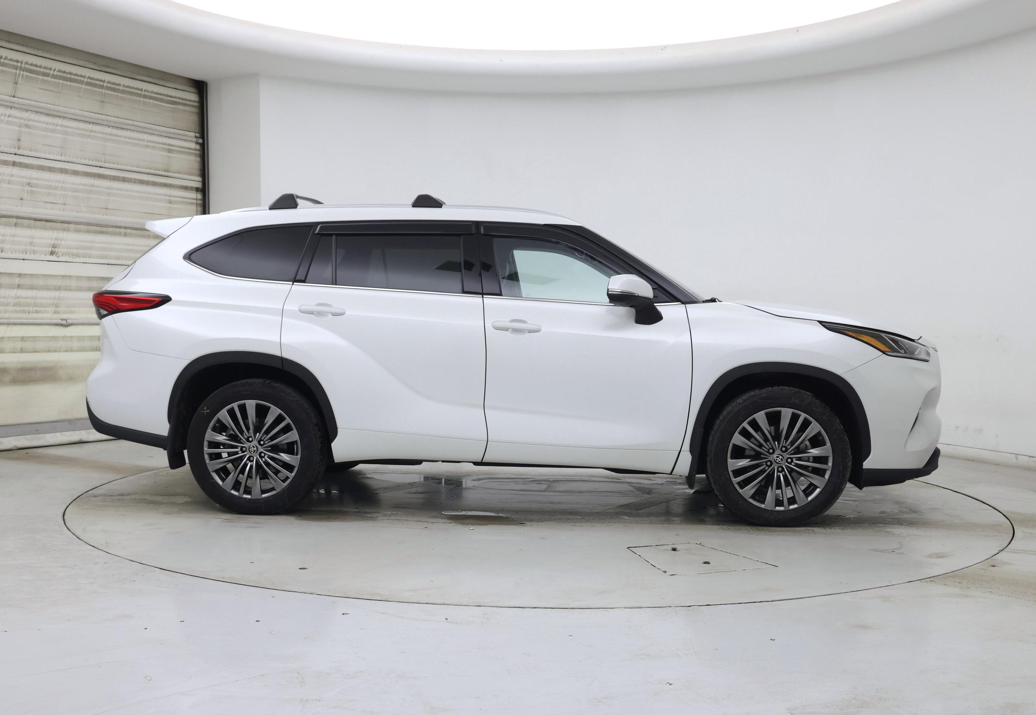 Thumbnail: 2022 Toyota Highlander - 7