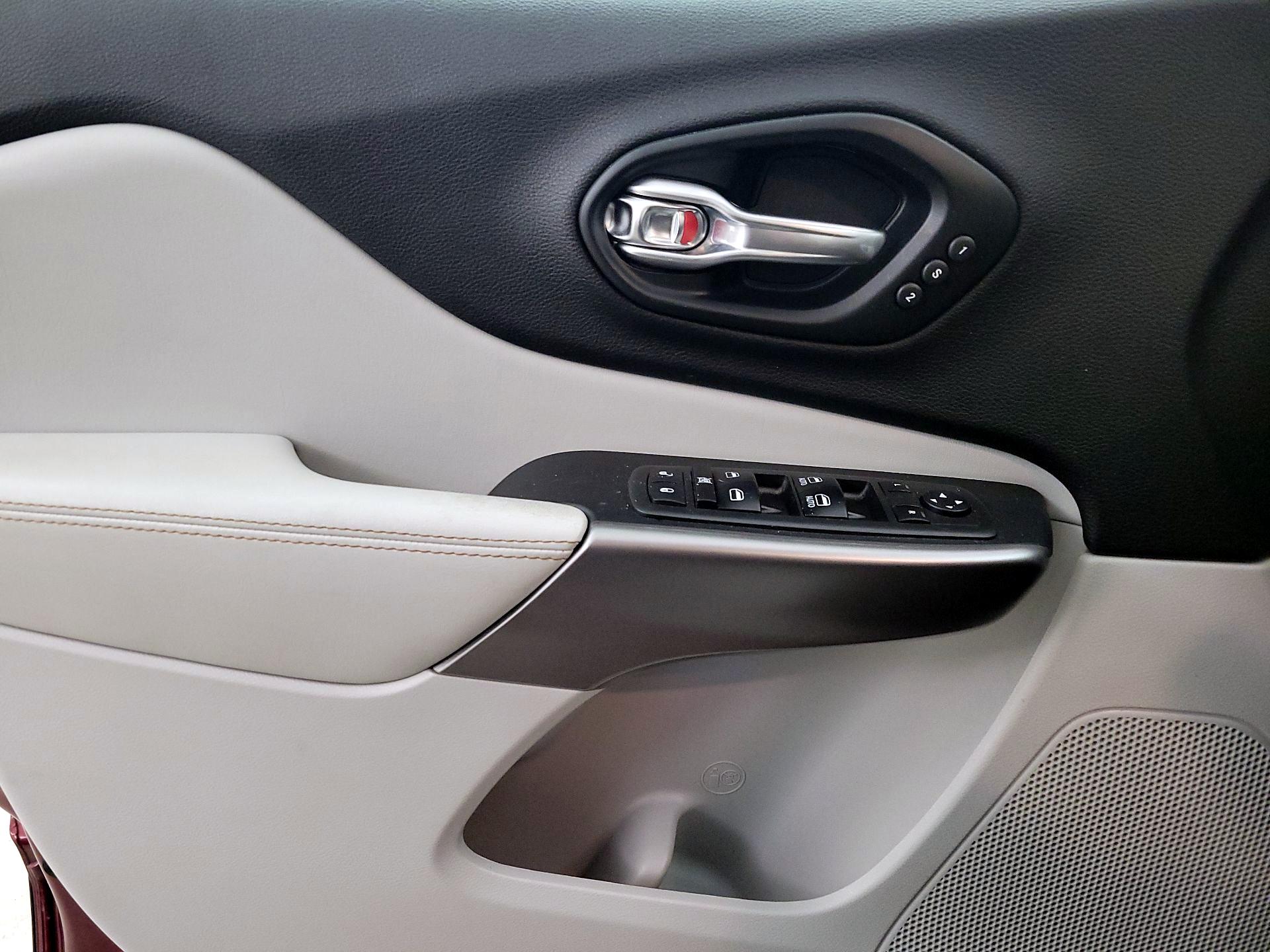 Thumbnail: 2021 Jeep Cherokee - 12