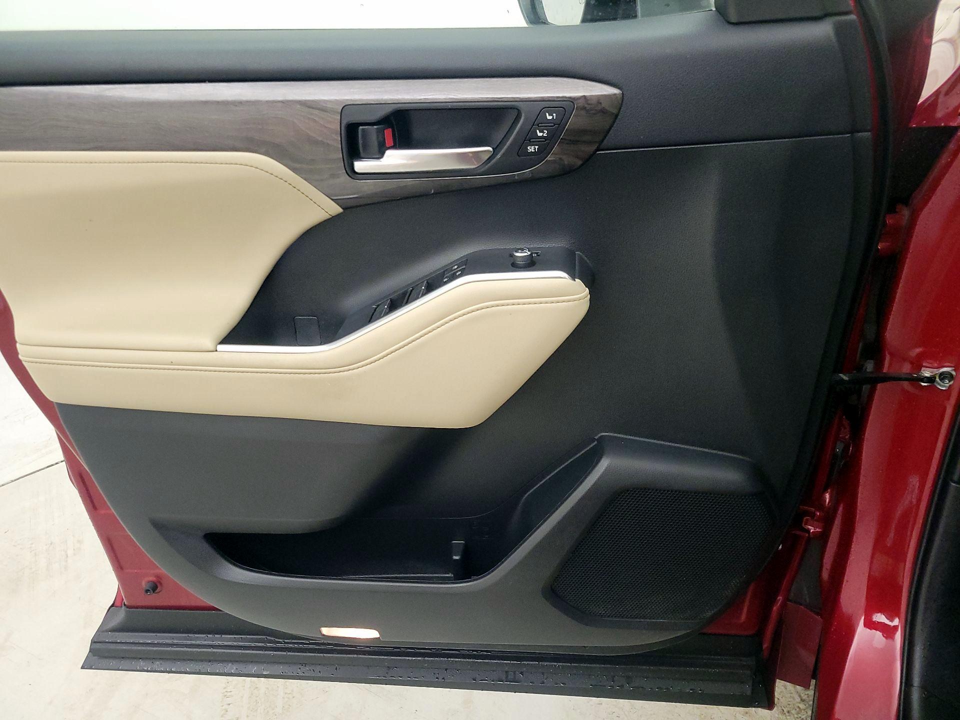 Thumbnail: 2023 Toyota Highlander - 12