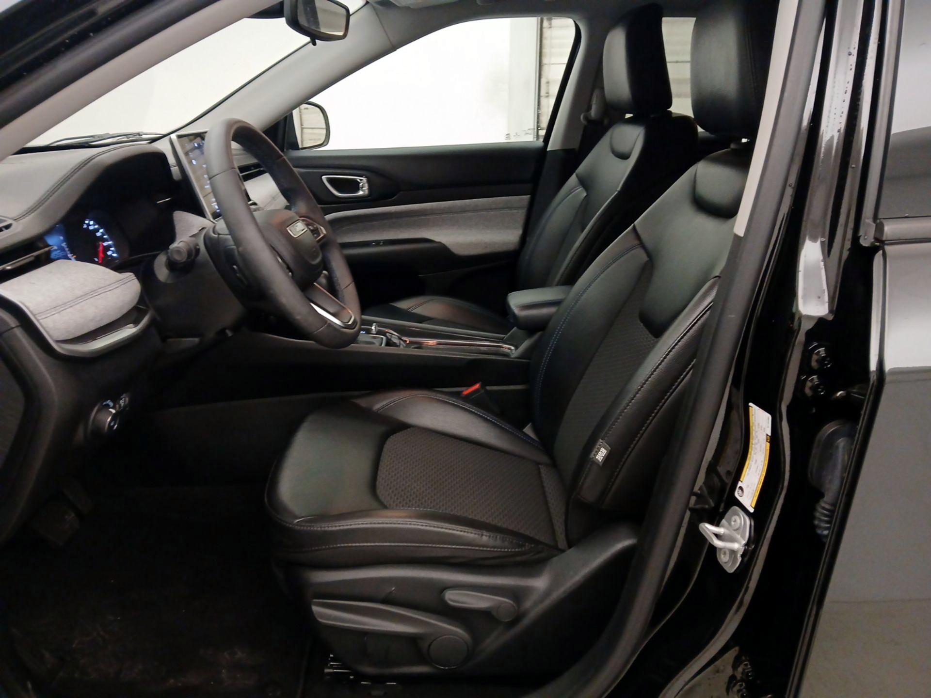 Thumbnail: 2022 Jeep Compass - 11