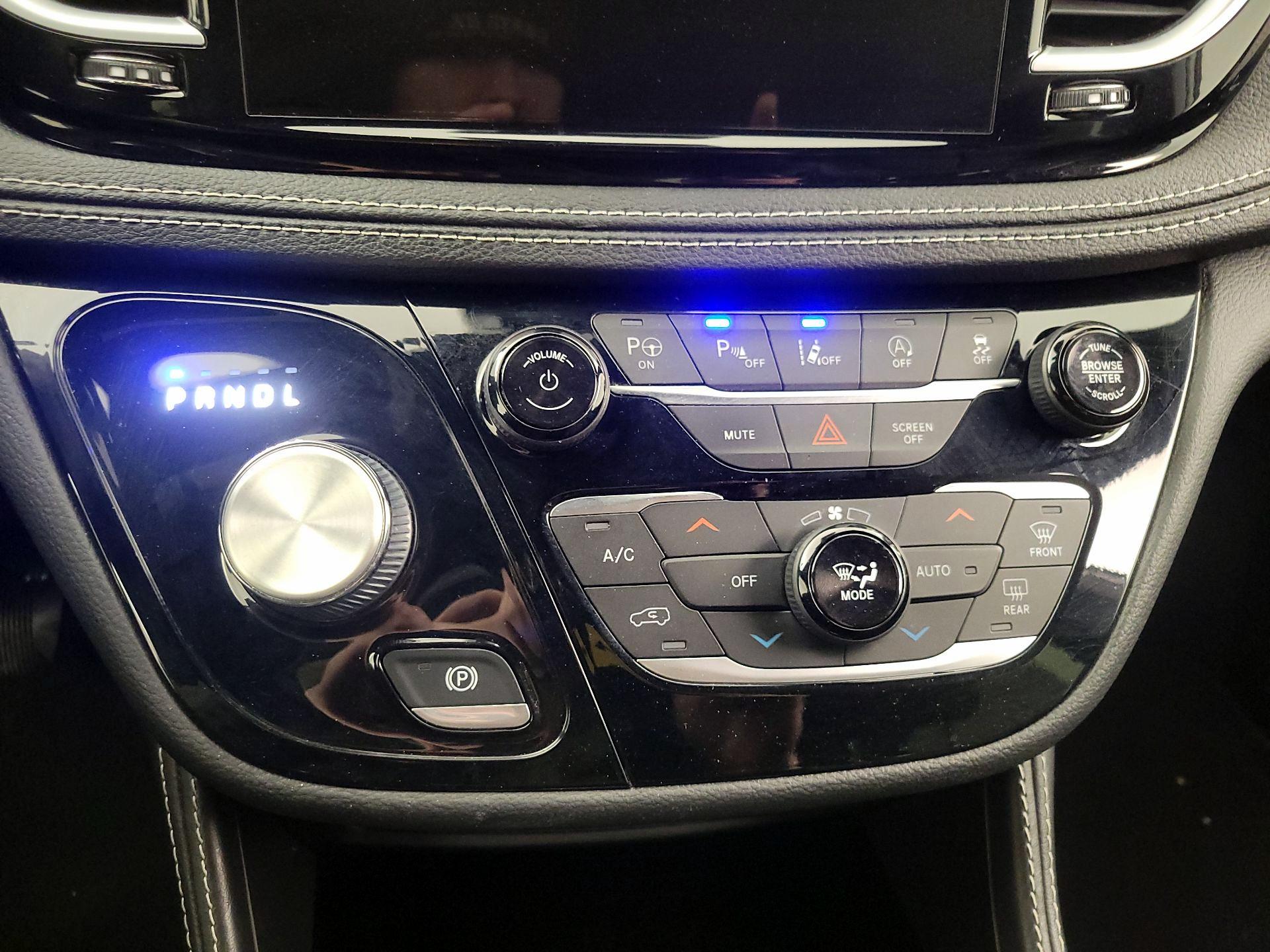 Thumbnail: 2022 Chrysler Pacifica - 17