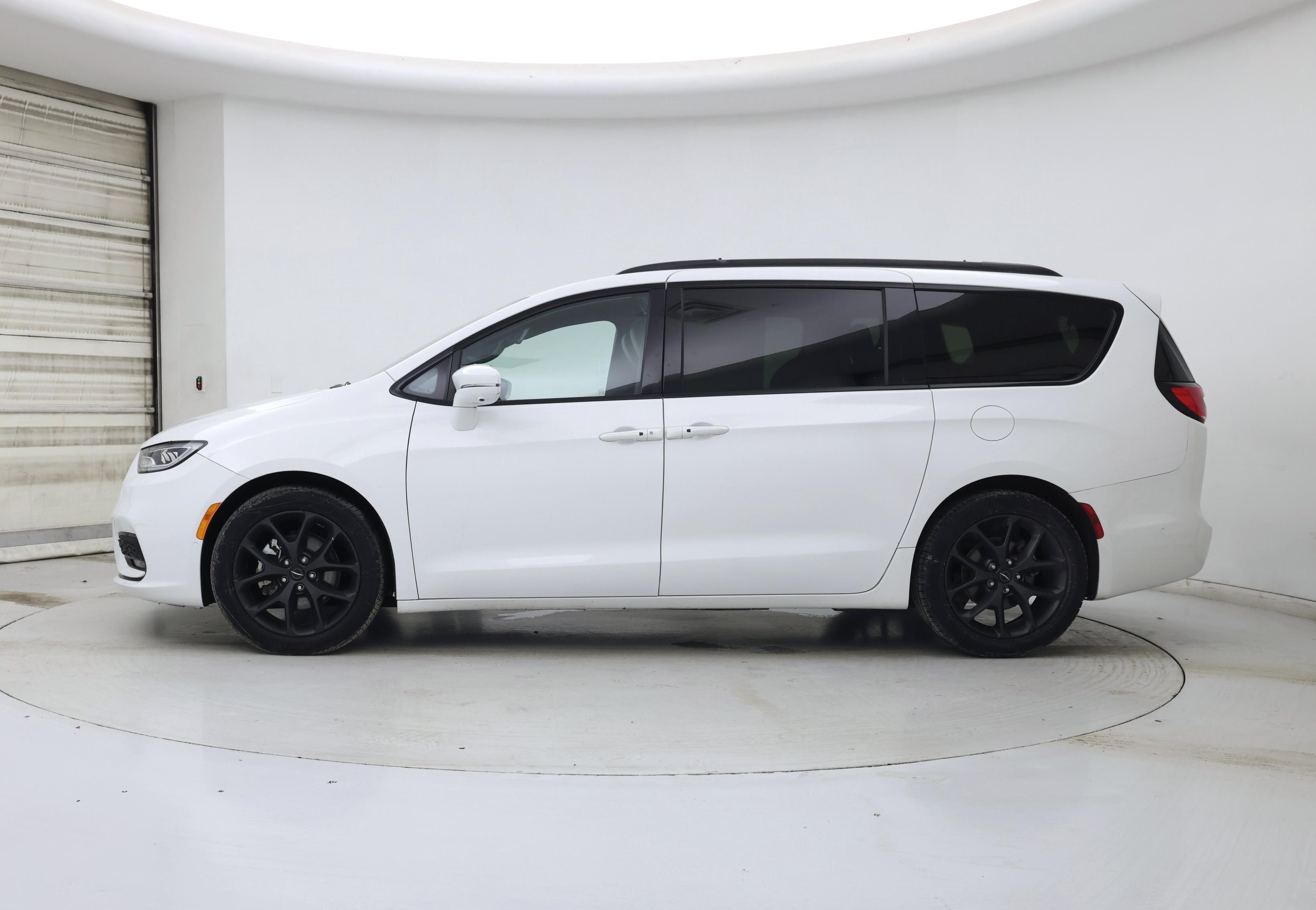 Thumbnail: 2022 Chrysler Pacifica - 3